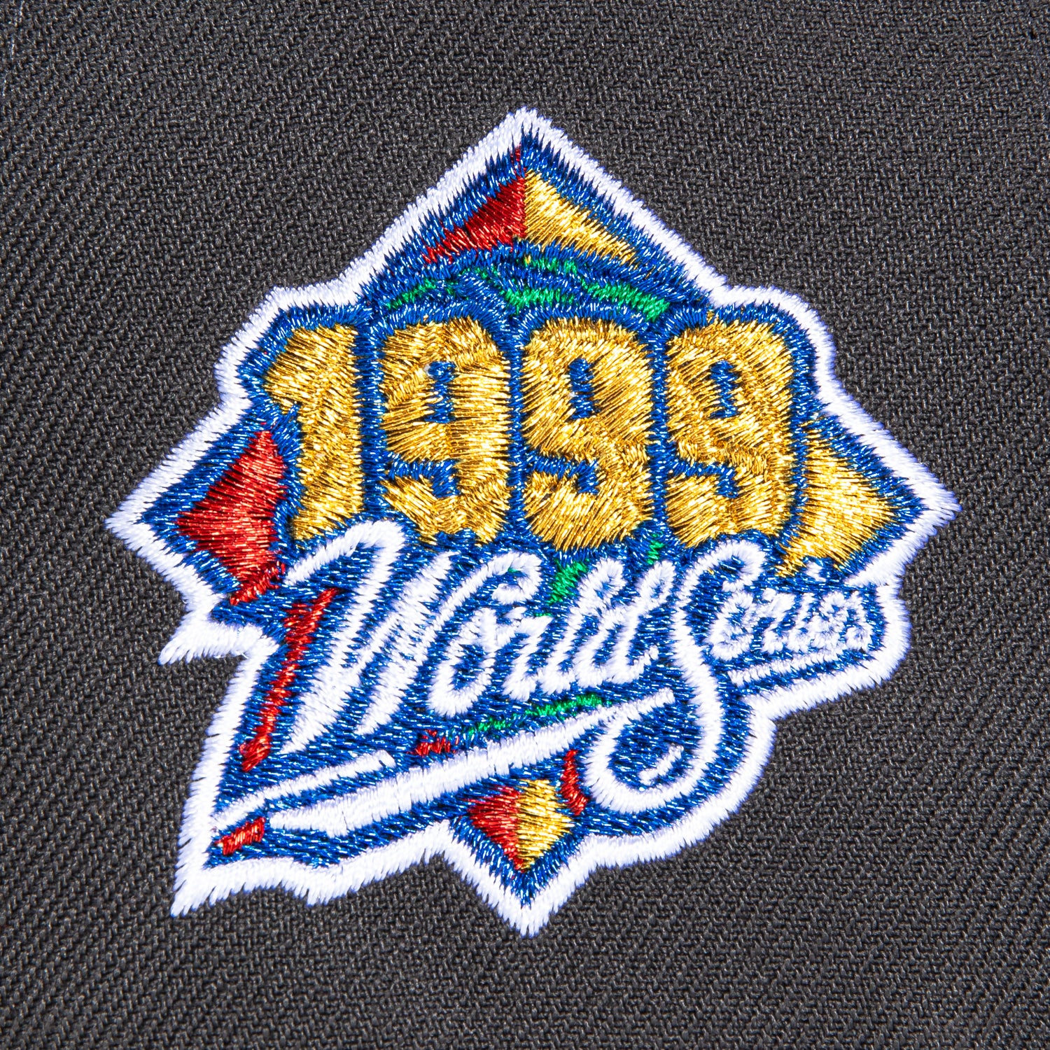 New Era 59Fifty New York Yankees 1999 World Series Patch Hat - Graphite, Navy & Red - Official MLB Baseball Cap for Fans & Collectors - Perfect for Games, Gifts & Streetwear Fashion