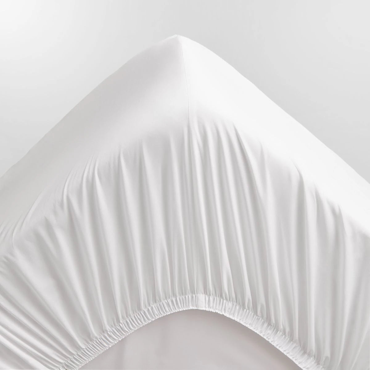 1000 Thread Count Luxury Cotton Sateen Sheet Set - Hotel Quality Bedding - Queen Size - Snow White by Sheridan - Perfect for Master Bedroom, Guest Room & Airbnb