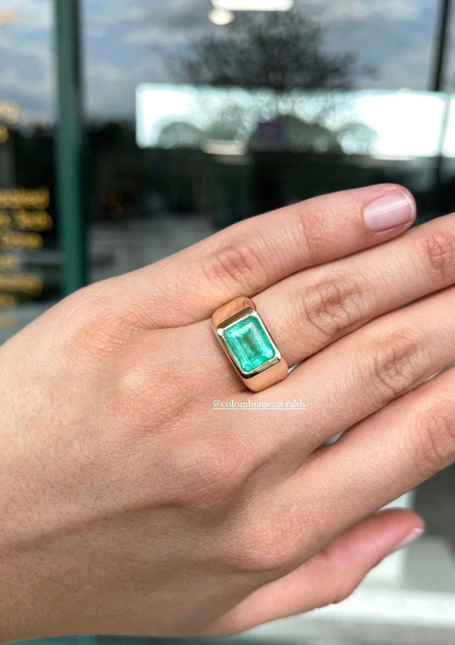 3.68 Carats Bezel-Set Colombian Emerald Cut Signet Ring in 18K Gold – Perfect for Weddings, Anniversaries & Luxury Gifts