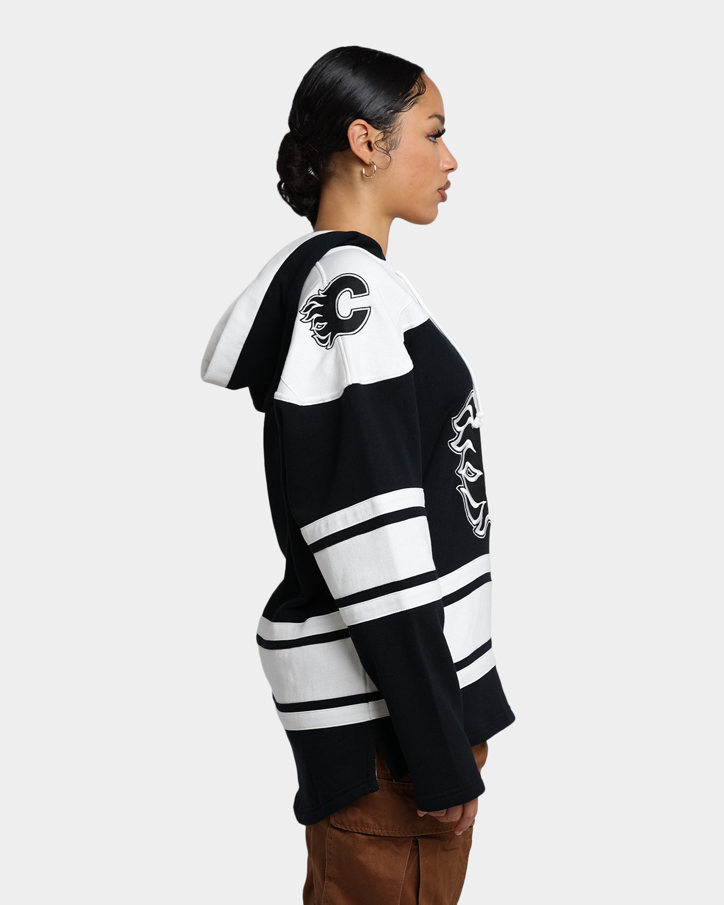 47 Brand Calgary Flames Superior Lacer Hoodie - Jet Black NHL Hockey Fan Apparel for Men & Women - Perfect for Game Day, Tailgating & Cold Weather