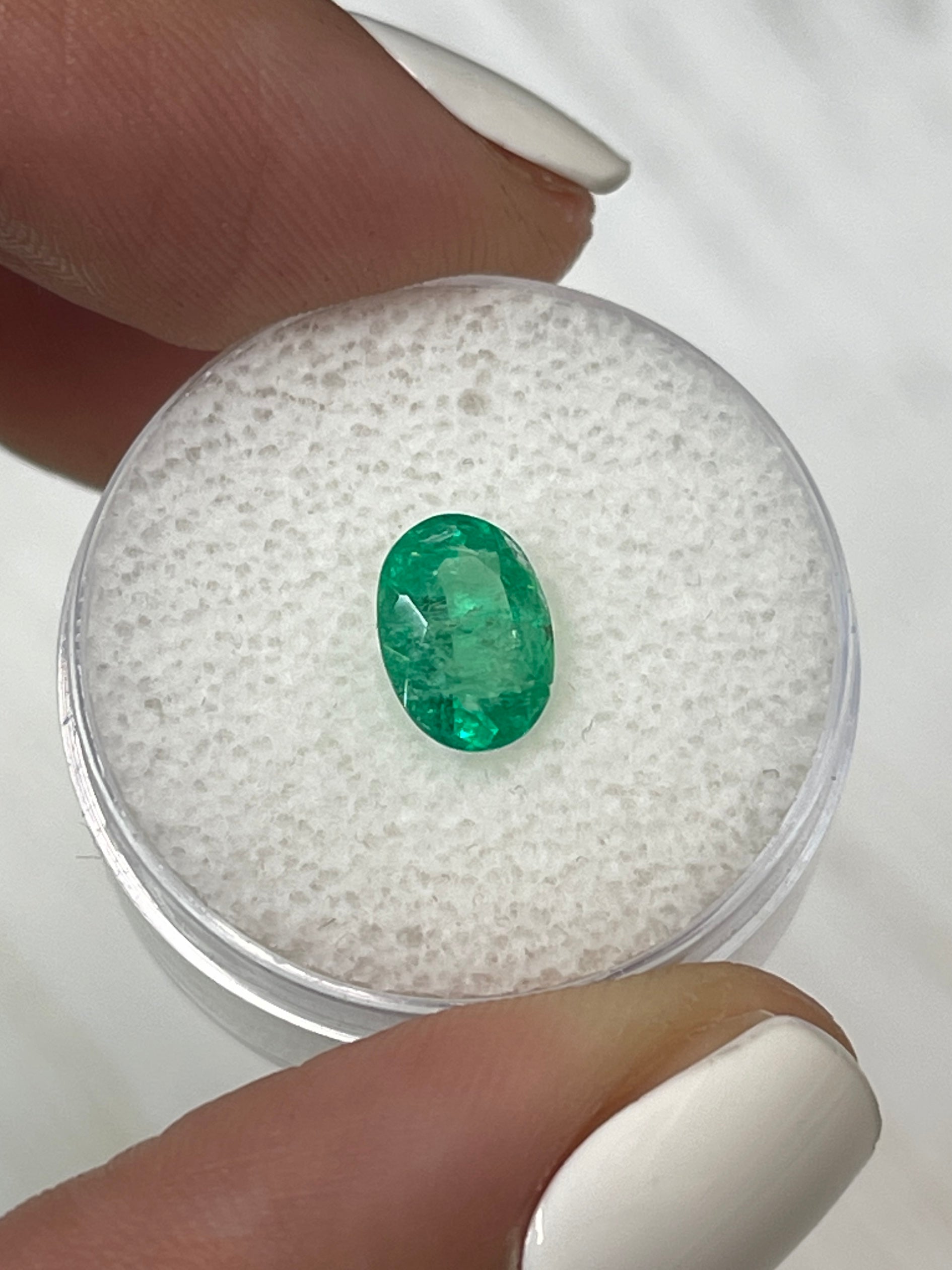 1.20 Carat Vivid Spring Green Natural Loose Colombian Emerald Gemstone - Oval Cut for Jewelry Making, Engagement Rings & Luxury Gifts