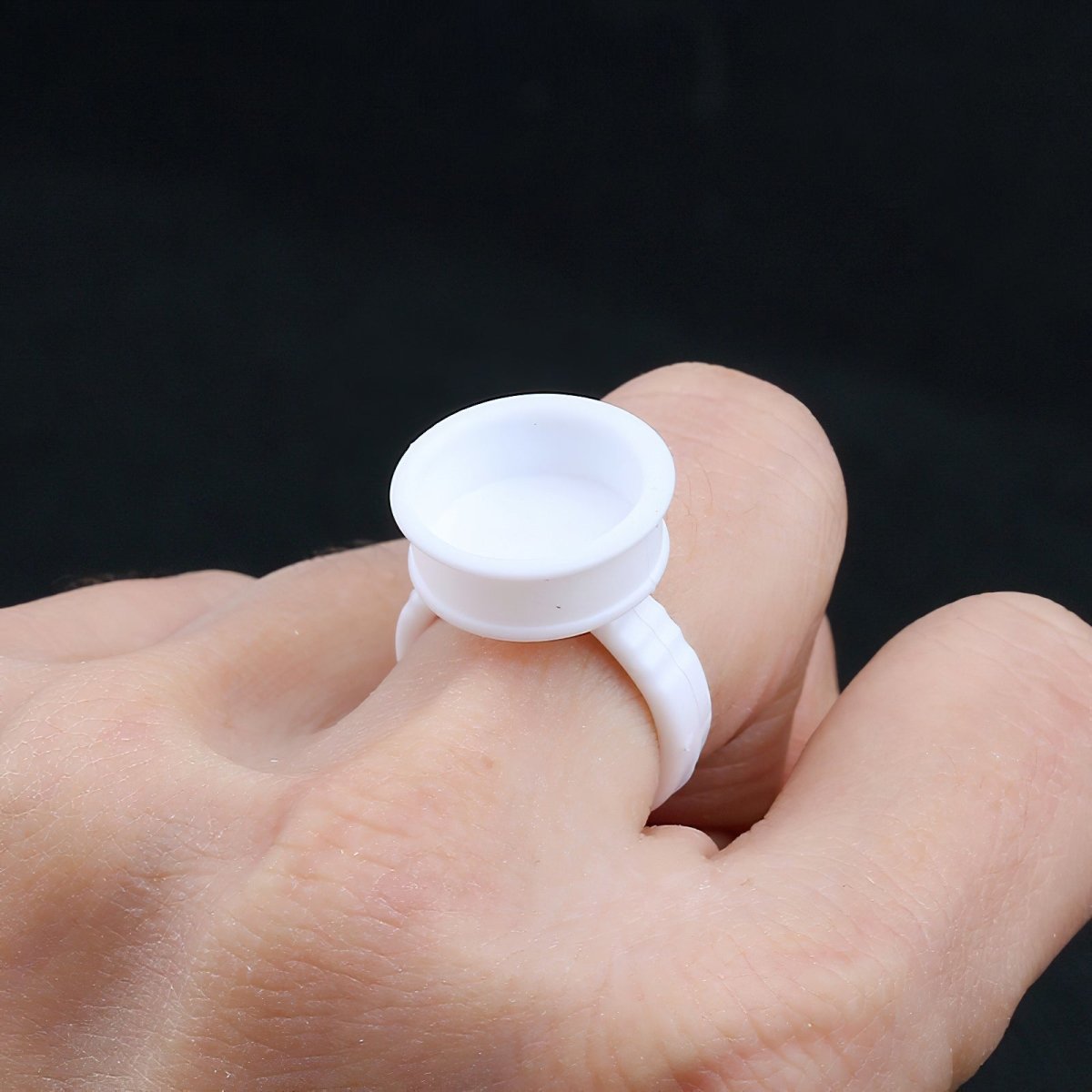 Professional Eyelash Extension Glue Rings (100PCS) - Secure Adhesive Pads for Lash Lifting, Makeup Application & Beauty Salon Use
