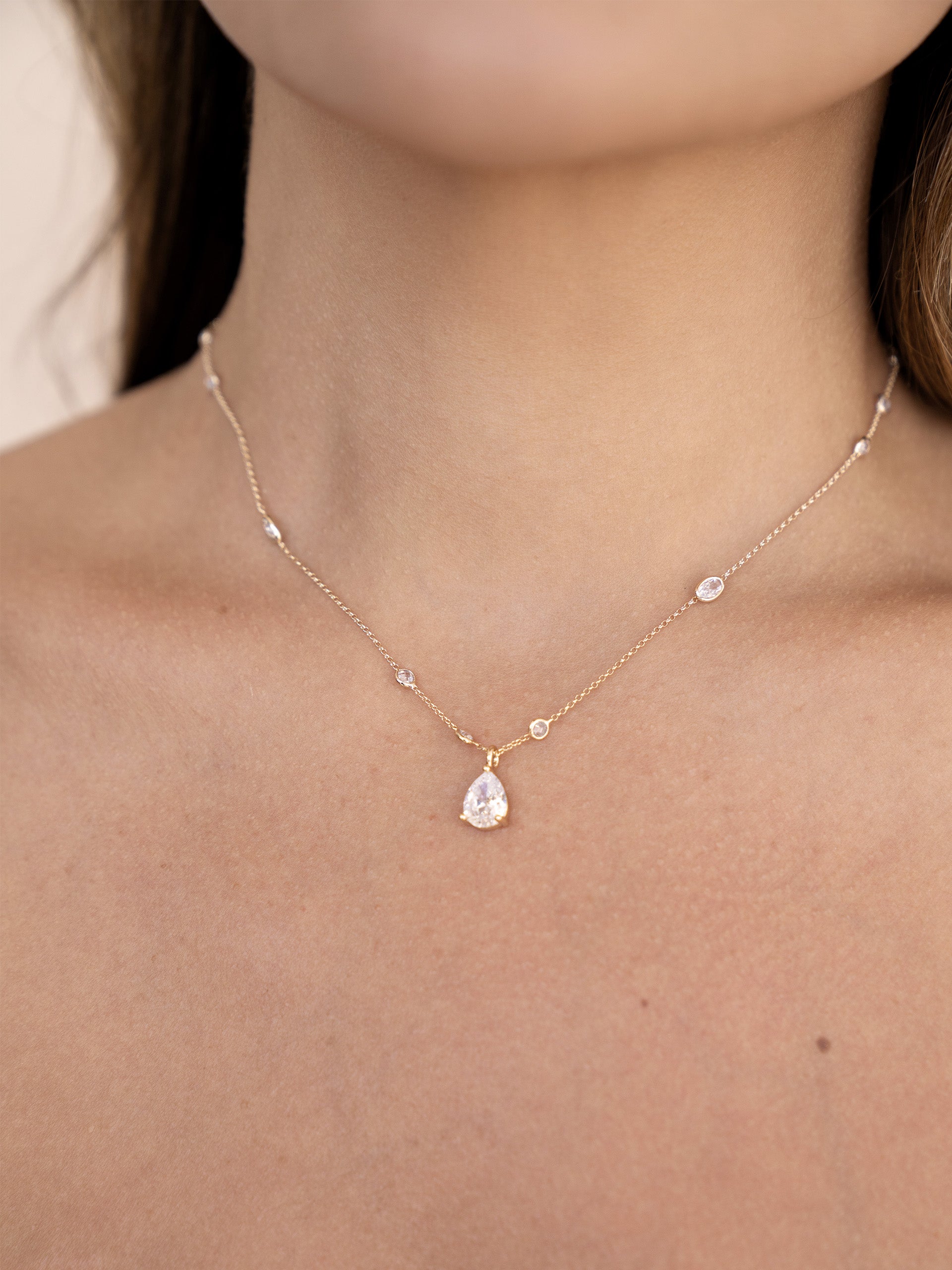 Exquisite Crystal Pendant Necklace for Women - Elegant Jewelry Gift for Birthday, Anniversary & Valentine's Day - Perfect for Party, Wedding & Special Occasions