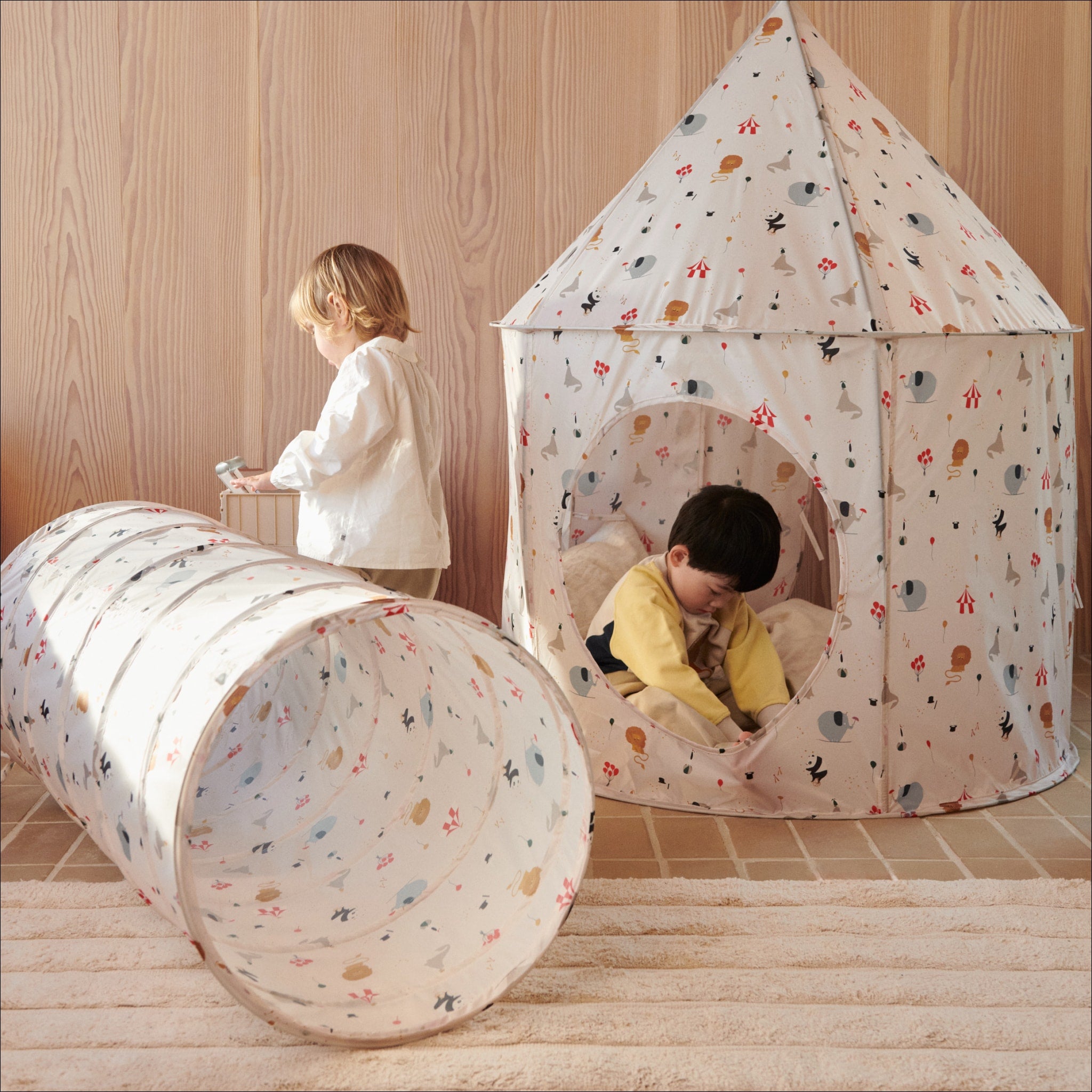 LIEWOOD Oaks Pop Up Play Tent for Kids - Foldable Circus & Sandy Beach Playhouse, Indoor Outdoor Children's Play Tent for Birthday Parties, Camping, and Backyard Fun