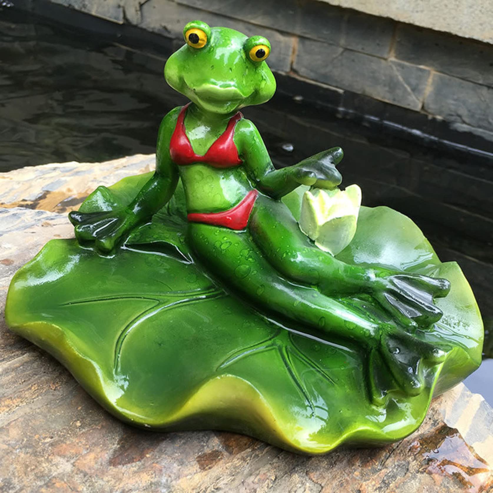 KKONION Cute Resin Floating Frog Statue - Outdoor Garden Pond Decor, Creative Animal Sculpture for Home Desk & Yard - Funny Gift Idea for Frog Lovers (Perfect for Garden Water Features, Patio Decor & Birthday Presents)