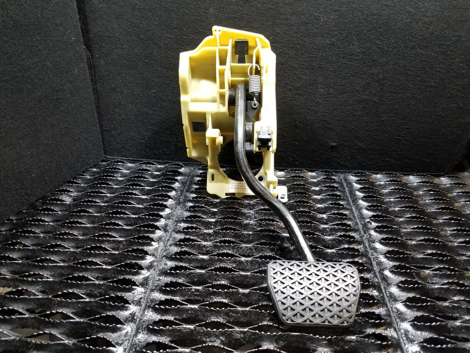 2006-2010 BMW 650i E63 Genuine OEM Brake Pedal - Perfect Fit Replacement for Performance Driving & Daily Commutes