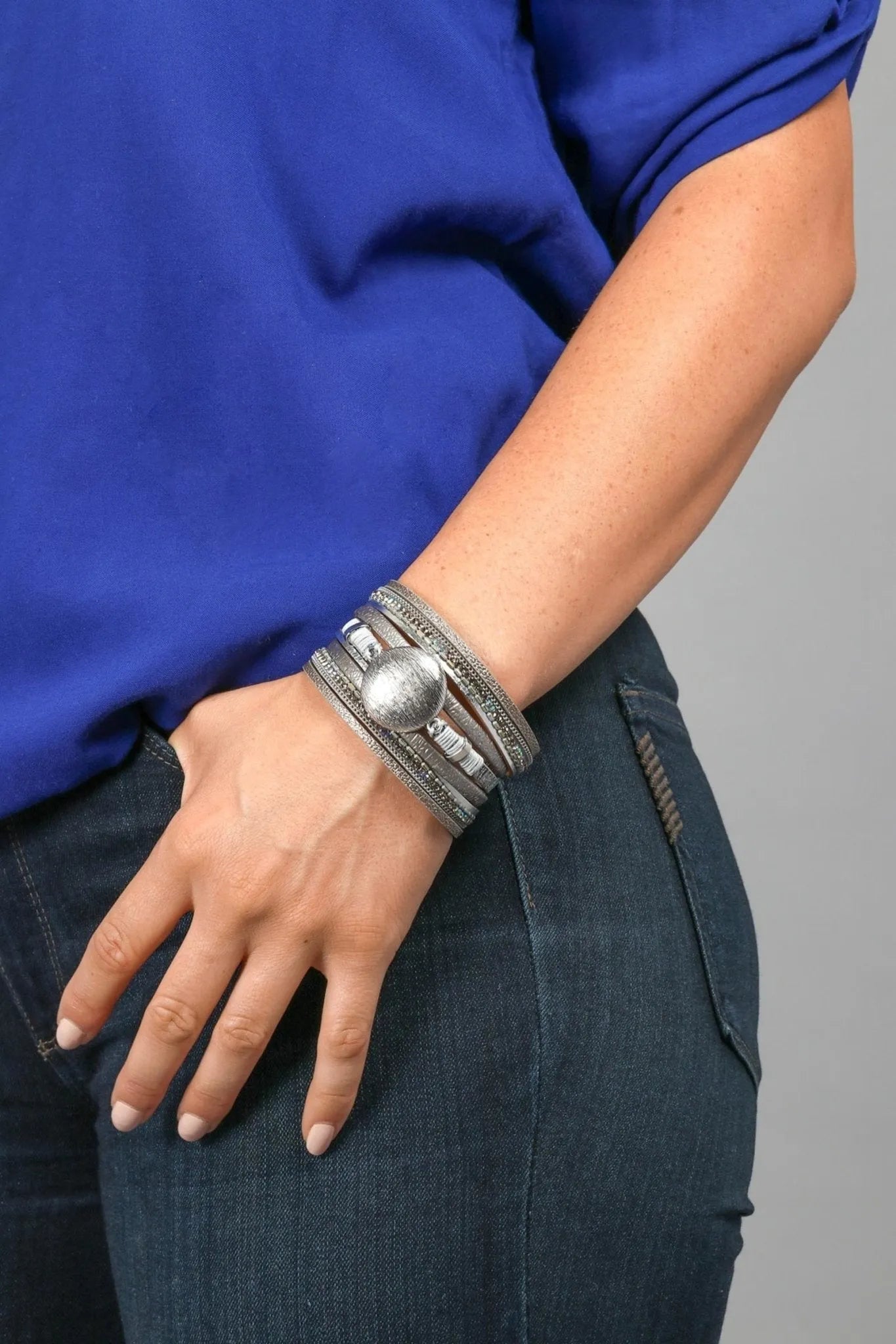 Stylish Optical Leather Bracelet for Men & Women - Trendy Adjustable Wristband for Fashion, Gifts & Everyday Wear
