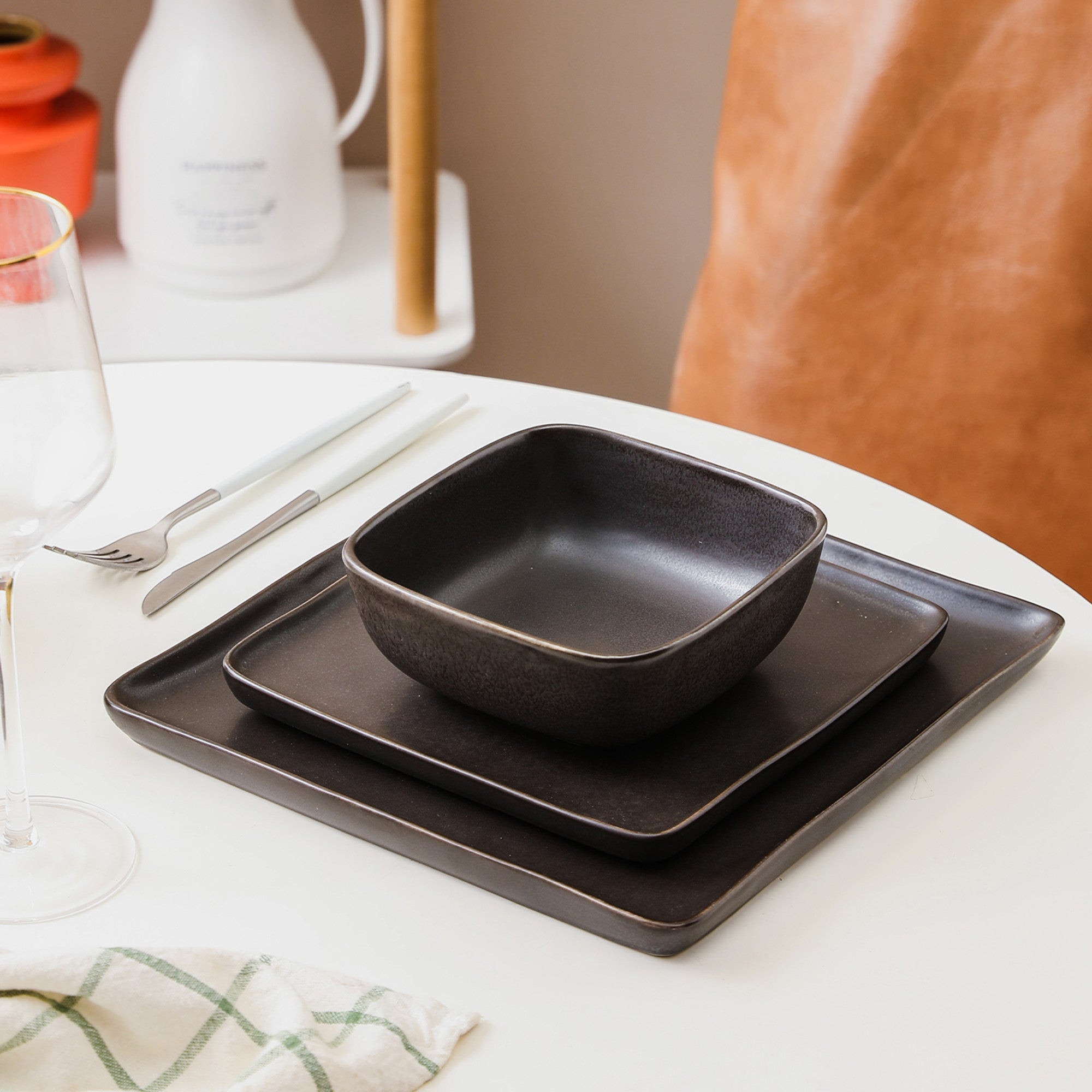 Premium Jonny Stoneware Dinnerware Set - Elegant Brown 16-Piece Dinnerware for Family & Entertaining - Durable Stoneware Plates, Bowls & Mugs for Everyday Use & Special Occasions