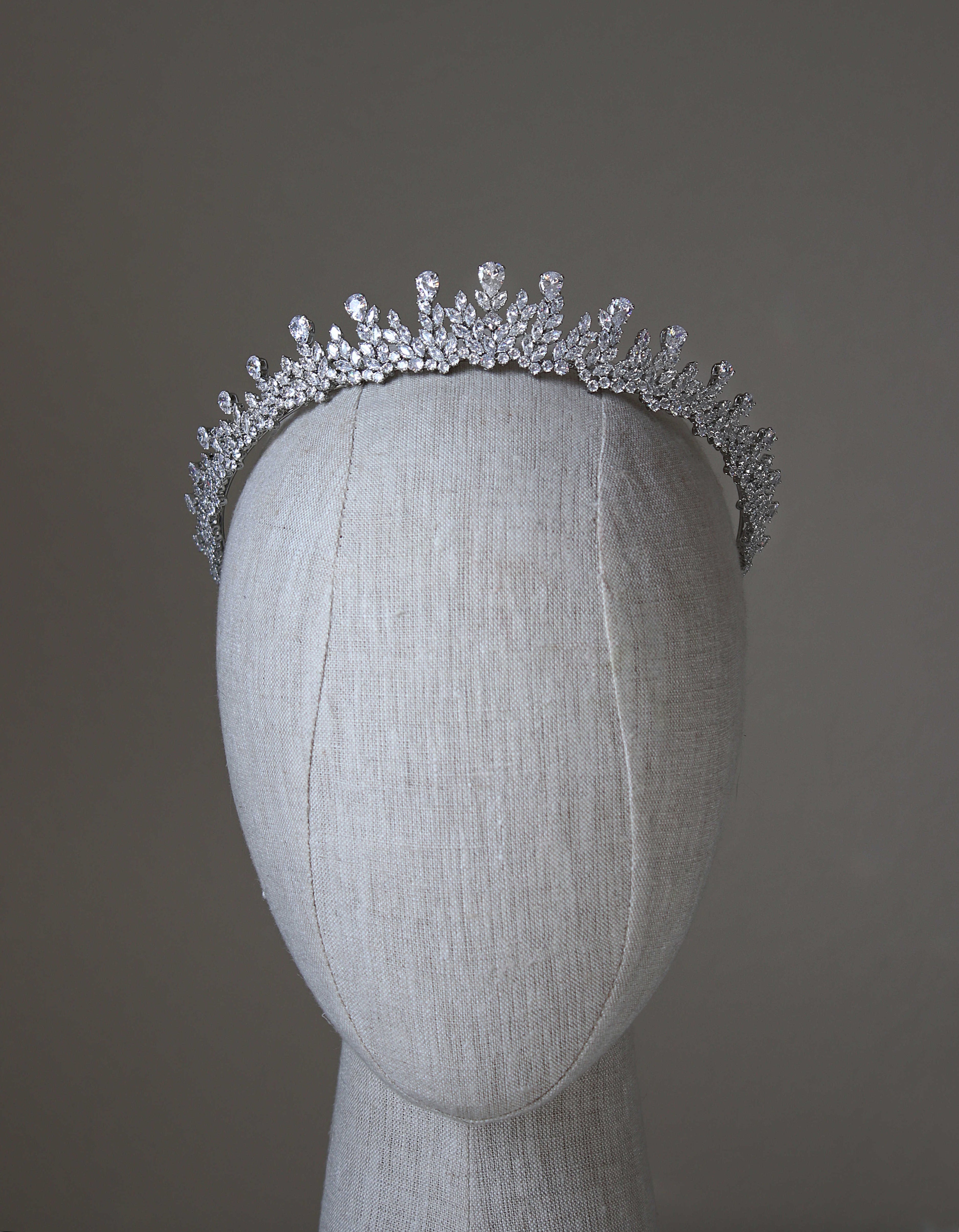 Royal Bridal Crown Tiara for Weddings - Elegant Crystal Wedding Headpiece for Bride, Bridesmaids, and Prom - Perfect for Bridal Shower, Ceremony, and Special Occasions