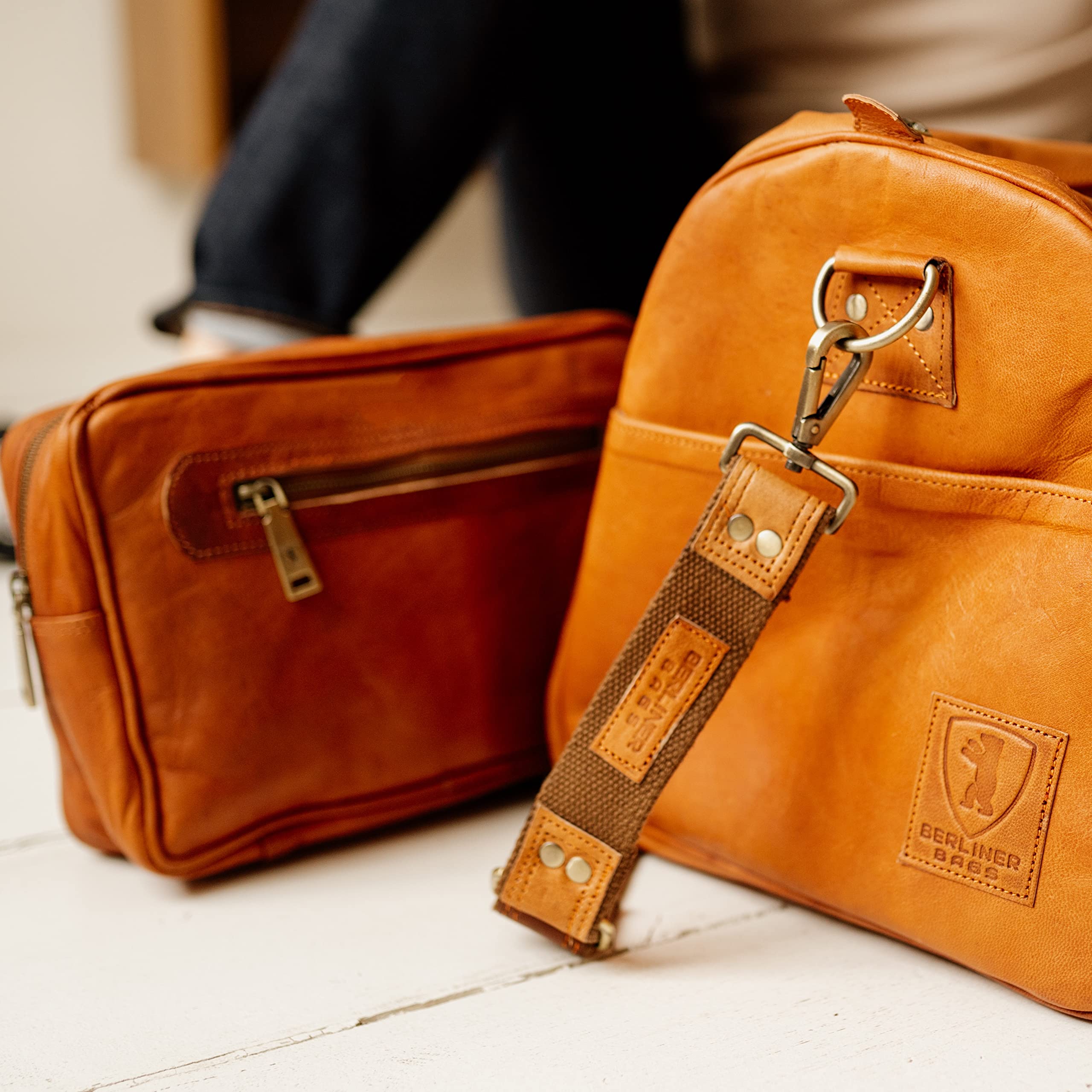 BERLINER BAGS Vintage Leather Toiletry Bag for Men & Women - Brown Cosmetic Travel Case with 1 Compartment | Perfect for Gym, Business Trips & Weekend Getaways