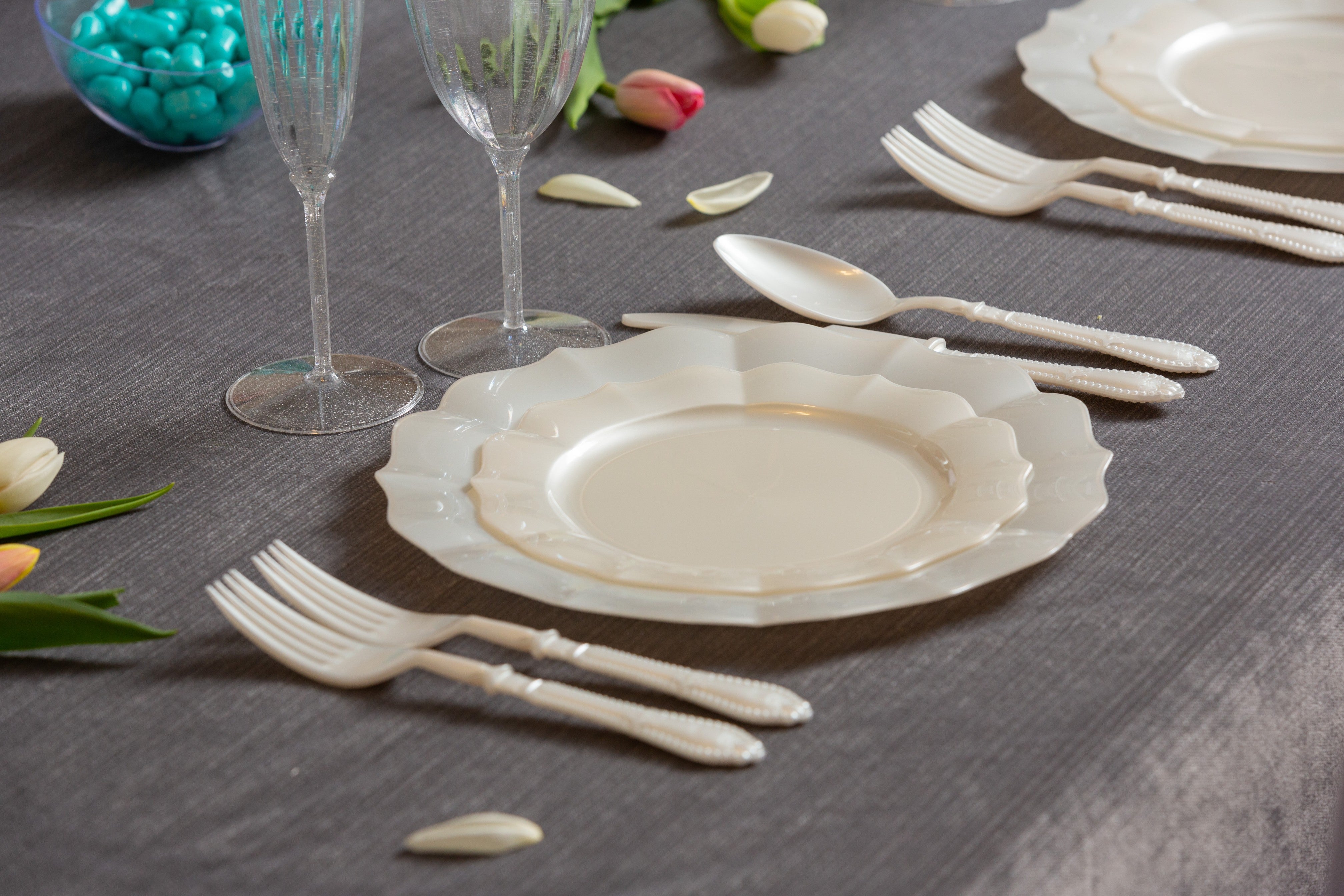 Elegant Pearl Round Plastic Plates with Scalloped Edges - Perfect for Parties, Weddings & Home Decor | Durable & Stylish Disposable Tableware