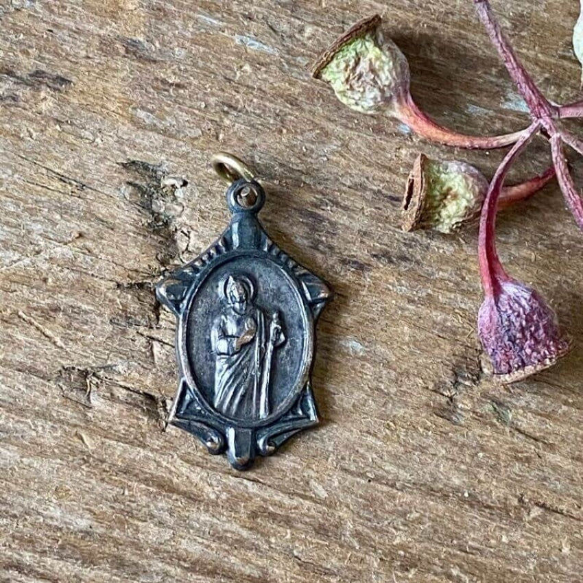 Vintage Catholic Devotional Metal Pendant - Religious Cross Necklace for Women & Men - Perfect for Prayer, Church, Gifts & Everyday Faith Jewelry