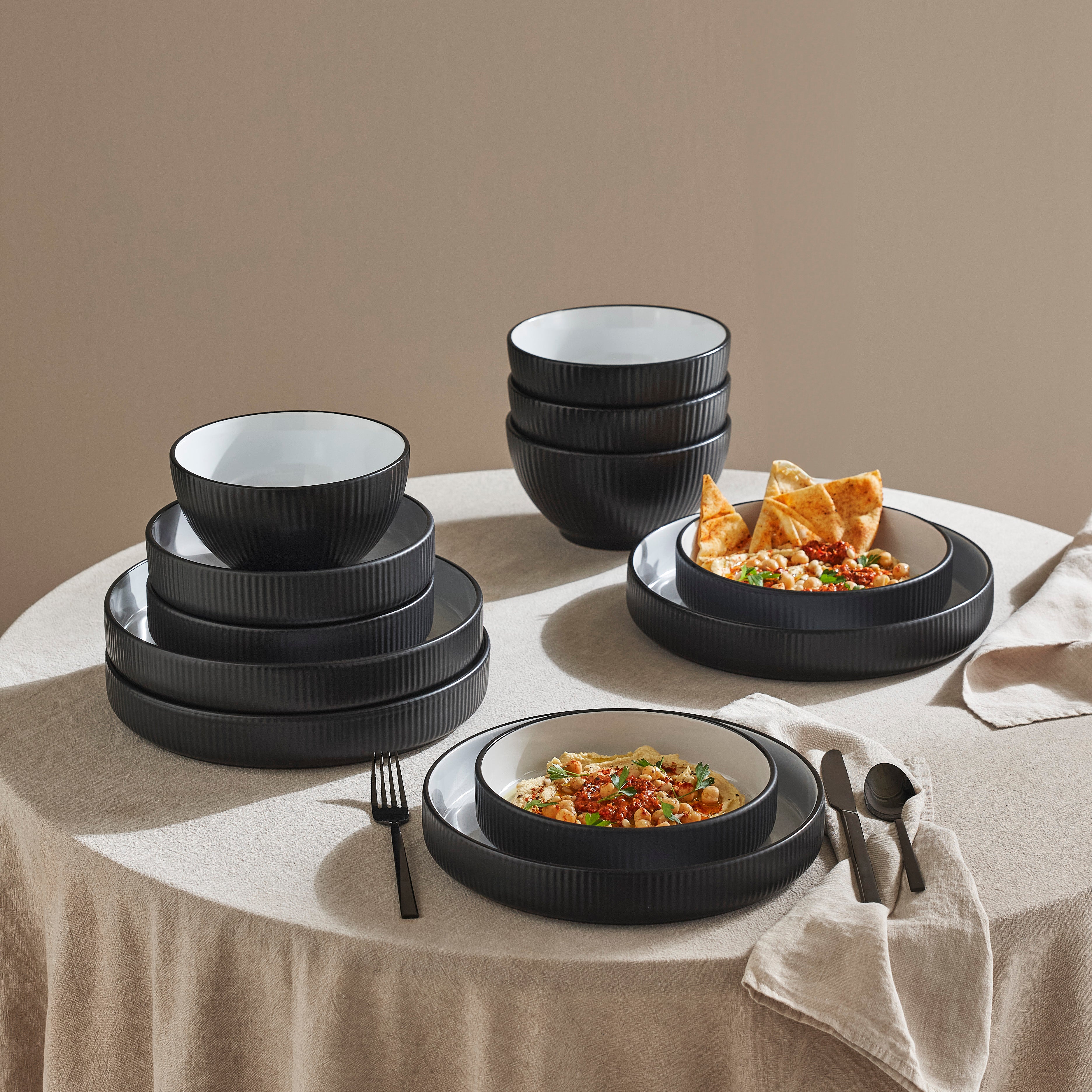 Premium Larosso Stoneware Dinnerware Set - 16-Piece Black & White Porcelain Plates, Bowls & Mugs - Elegant Dinner Set for Home, Restaurant & Special Occasions