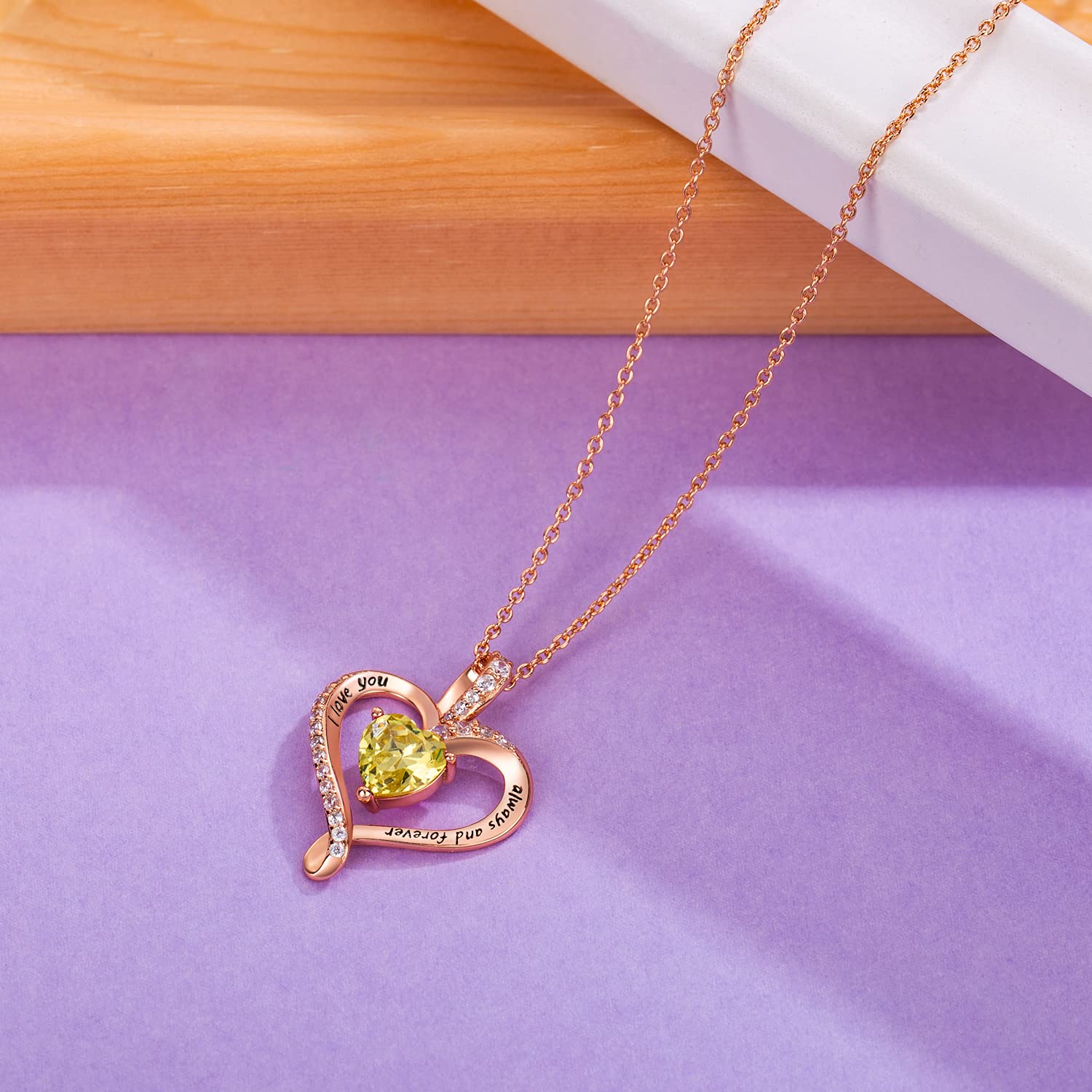 **Elegant Heart Necklaces for Women - Perfect for Valentine's Day, Anniversary & Romantic Gifts**    **使用场景:** Ideal for date nights, weddings, birthdays, or as a sentimental keepsake to show love and appreciation.