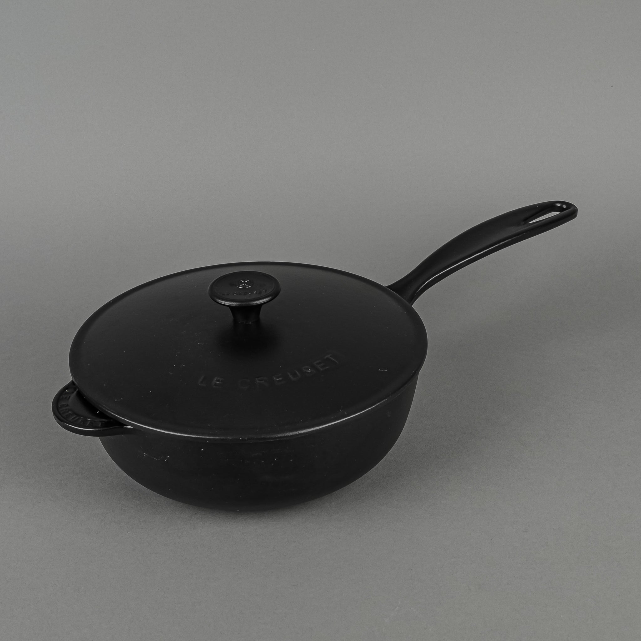 LE CREUSET Enameled Cast Iron 21cm Saucier Pan with Lid - Black | Premium French Cookware for Sauces, Stews & Braising | Perfect for Home Chefs & Professional Kitchens