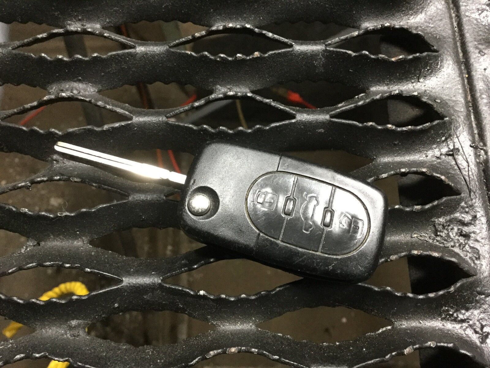 03-07 Audi A4 Smart Remote Key 8T0959754C OEM Replacement - Car Key Fob for Easy Locking & Unlocking, Perfect for Daily Commute & Travel