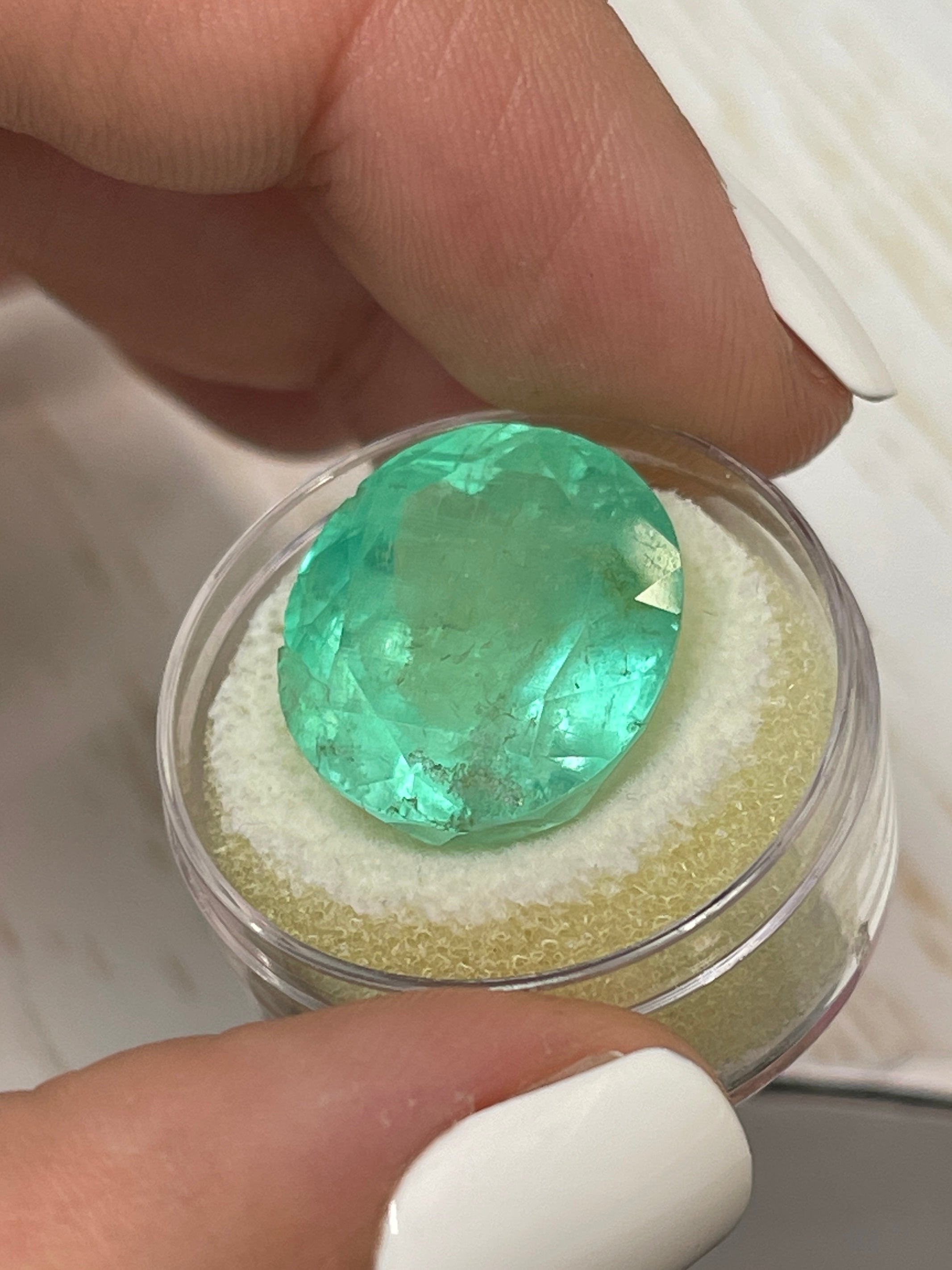 21.95 Carat Natural Colombian Emerald - Minty Green Oval Cut Loose Gemstone for Jewelry Making, Engagement Rings & Luxury Gifts