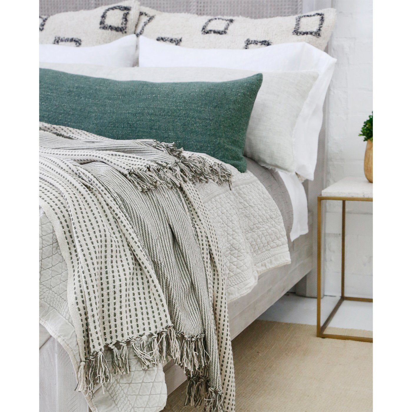 Jagger Oversized Throw Blanket - Ultra Soft & Cozy Large Fleece Blanket for Couch, Bed & Sofa - Perfect for Lounging, Movie Nights & Cold Weather Comfort