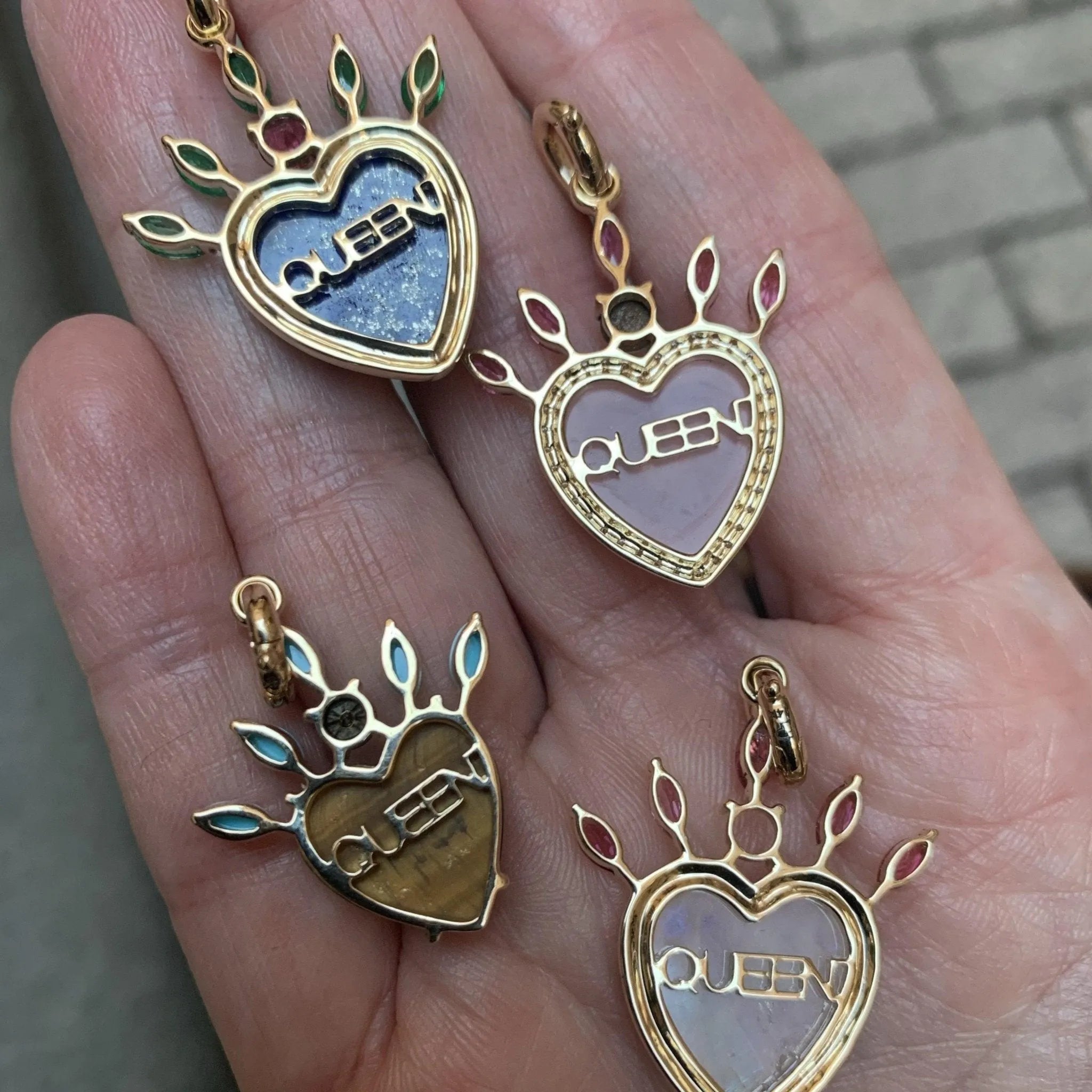 Queen of Hearts Pendant Necklace - Elegant Gold Heart Charm Jewelry for Women - Perfect Gift for Valentine's Day, Anniversary or Birthday - Ideal for Romantic Dates, Special Occasions and Everyday Wear