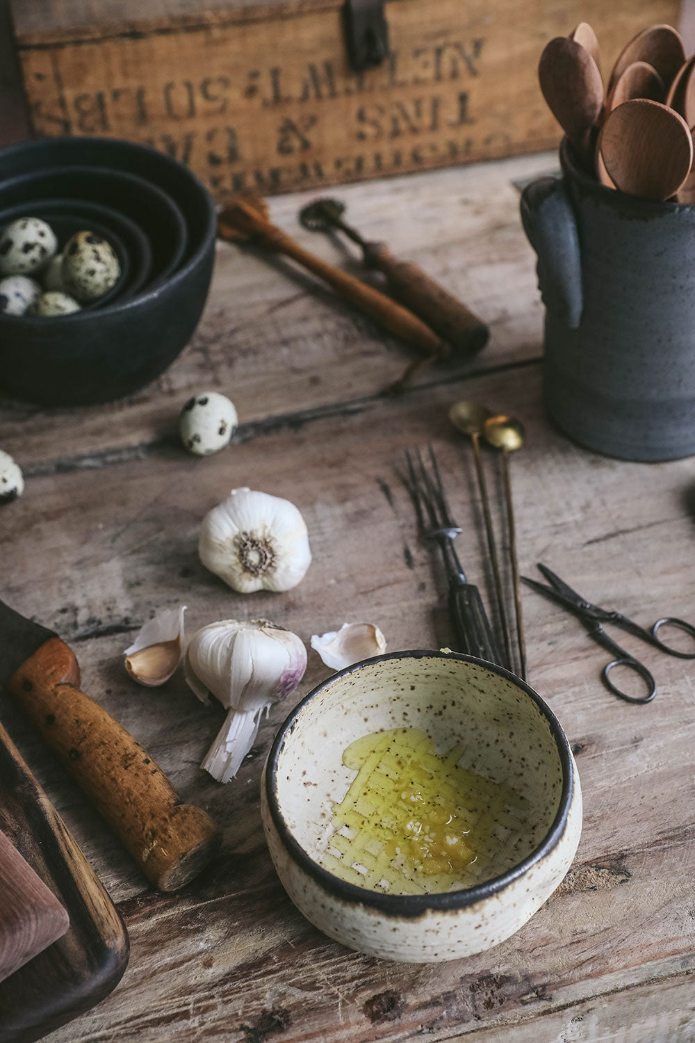 Premium Ceramic Garlic Grater Bowl - Easy Garlic Press & Mincer for Cooking - Perfect for Italian Pasta, Stir Fry & Salad Dressing