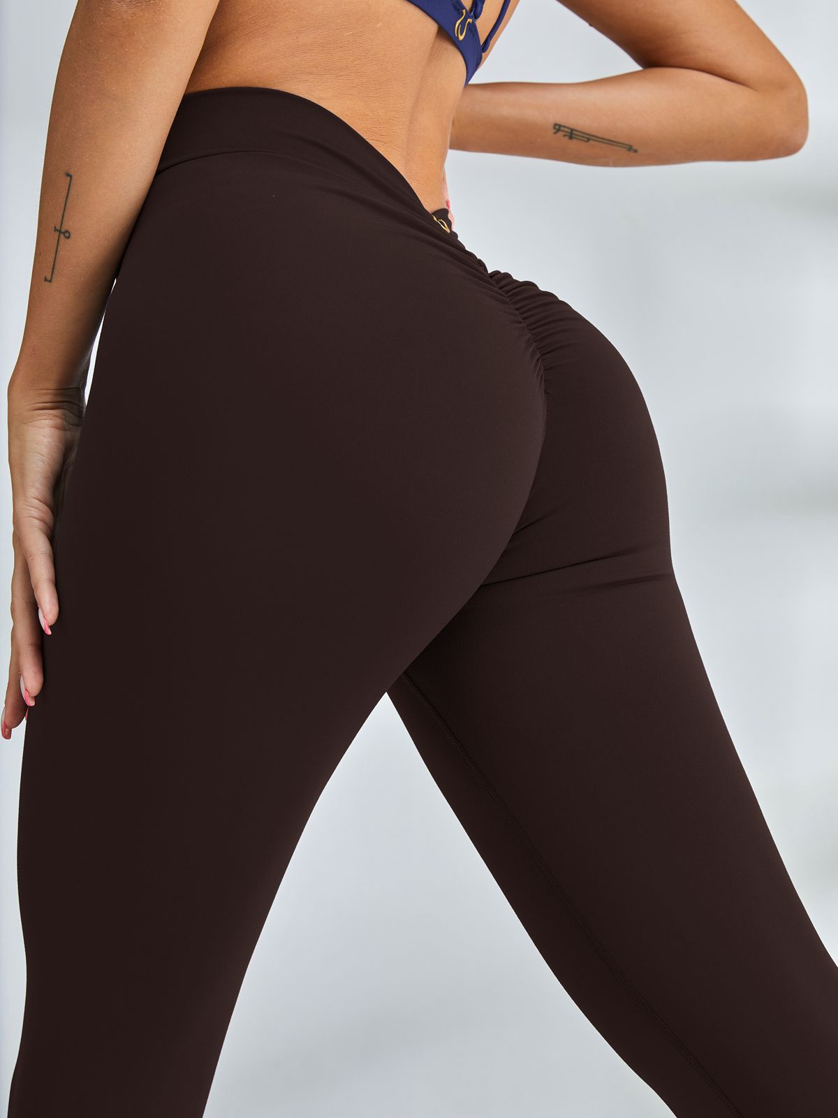 ZASUWA Women's Scrunch Bum Deep V Back Yoga Leggings - High Waisted Workout Pants for Gym, Running & Fitness