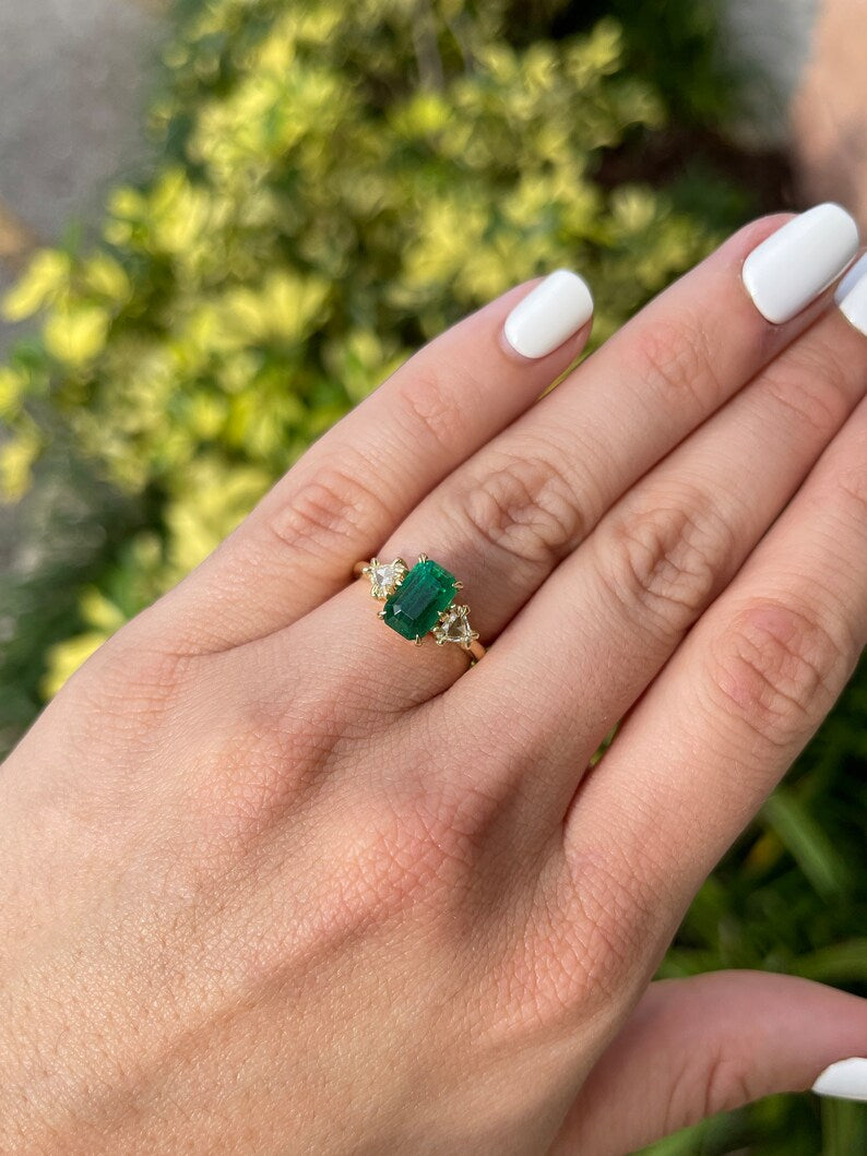 3.05 Carat Total Weight (TCW) 18K Gold Vintage Three Stone Emerald & Trillion Cut Diamond Ring for Engagement, Wedding, Anniversary & Special Occasions