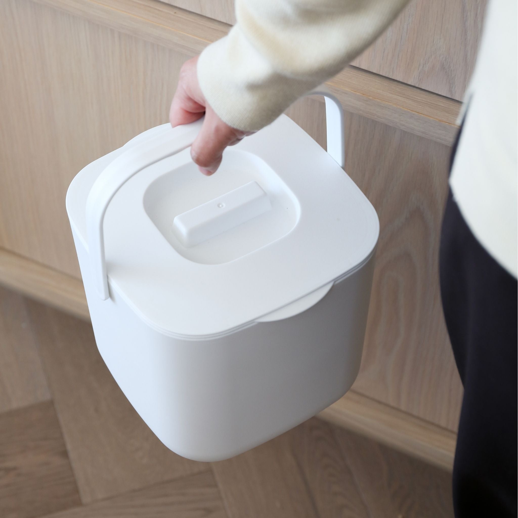 DESIGNSTUFF 7L White Compost Bin for Kitchen Countertop - Odor-Free Organic Waste Composter for Eco-Friendly Home & Garden Use
