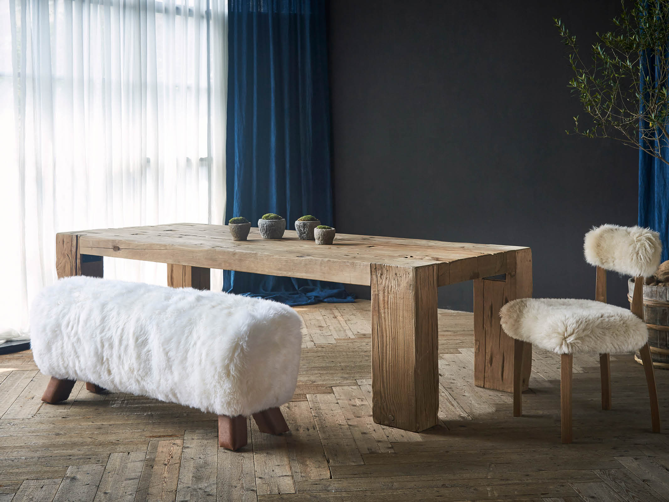 Solid Wood English Beam Dining Table - Rustic Farmhouse Style for Kitchen & Dining Room - Perfect for Family Gatherings & Dinner Parties