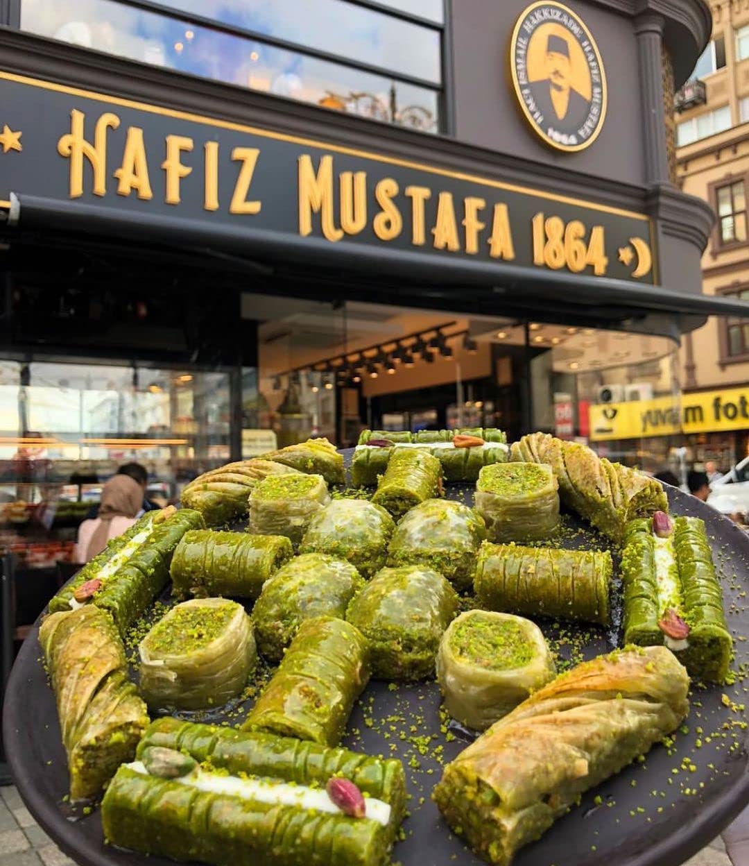 Premium Hafiz Mustafa 1864 Istanbul Baklava Pastry Gift Box - Authentic Turkish Baklava Dessert with Fresh Phyllo Dough, Pistachios, Hazelnuts & Walnuts - Sweet Treats for Birthdays, Christmas, Corporate Gifts & Holiday Parties