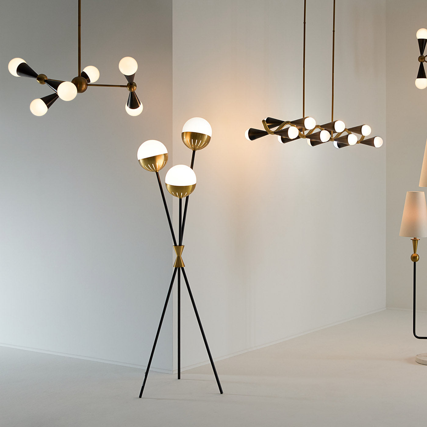 Modern Caracas Tripod Floor Lamp - Adjustable Height, 3-Light Bulb Capacity, Industrial Style for Living Room, Bedroom & Office - Perfect for Reading, Relaxing & Ambient Lighting