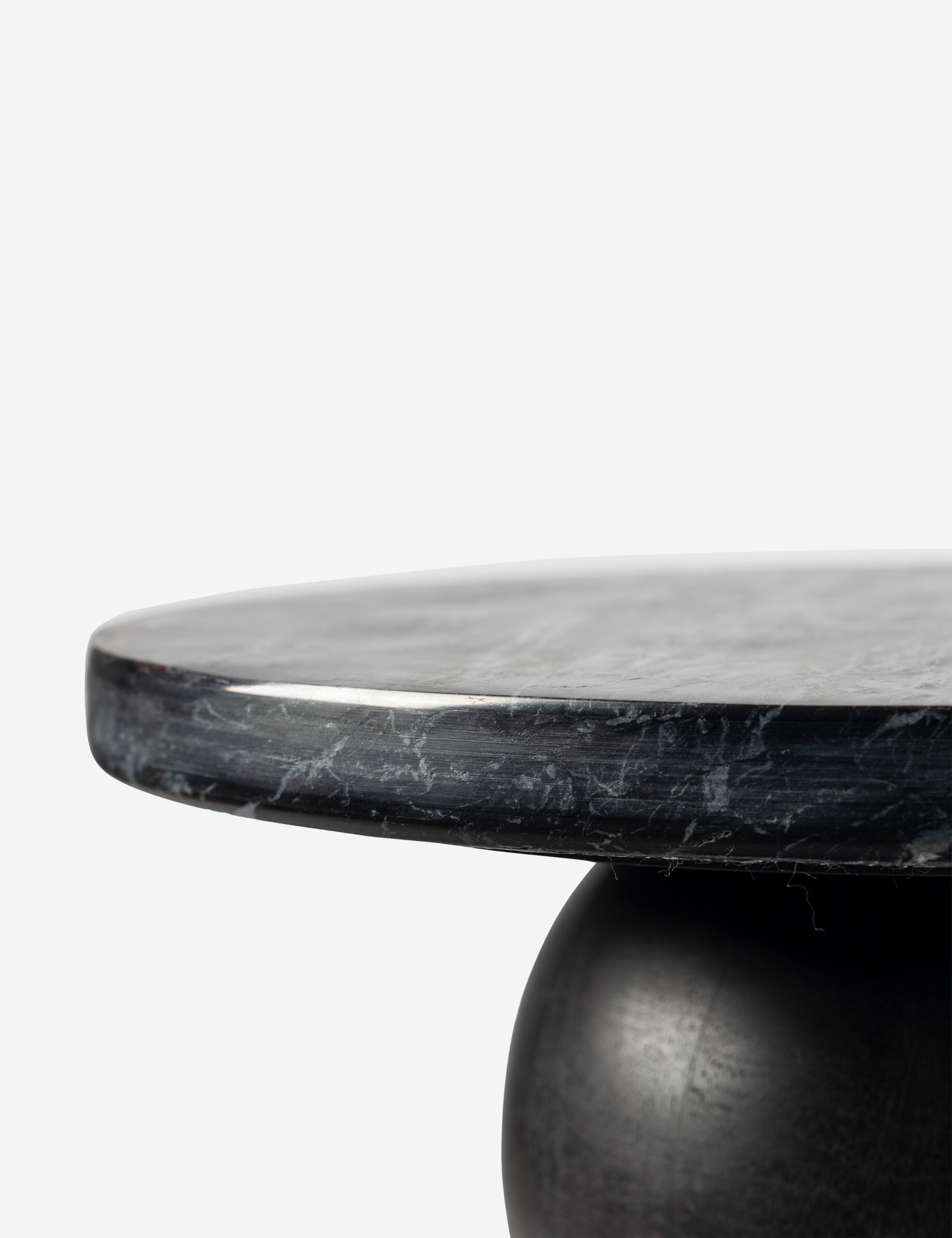 Belsham Round Side Table - Modern End Table for Living Room, Bedroom & Office - Small Accent Table with Sturdy Metal Base - Perfect for Coffee, Books & Decor