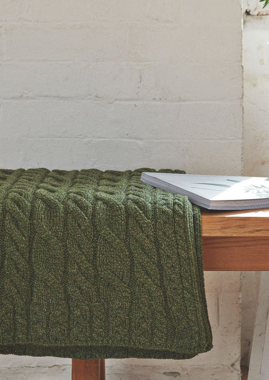 Aran Supersoft Blanket - Ultra Cozy & Warm Green Throw Blanket for Bed, Sofa & Couch - Perfect for Winter, Home Decor & Gift Giving