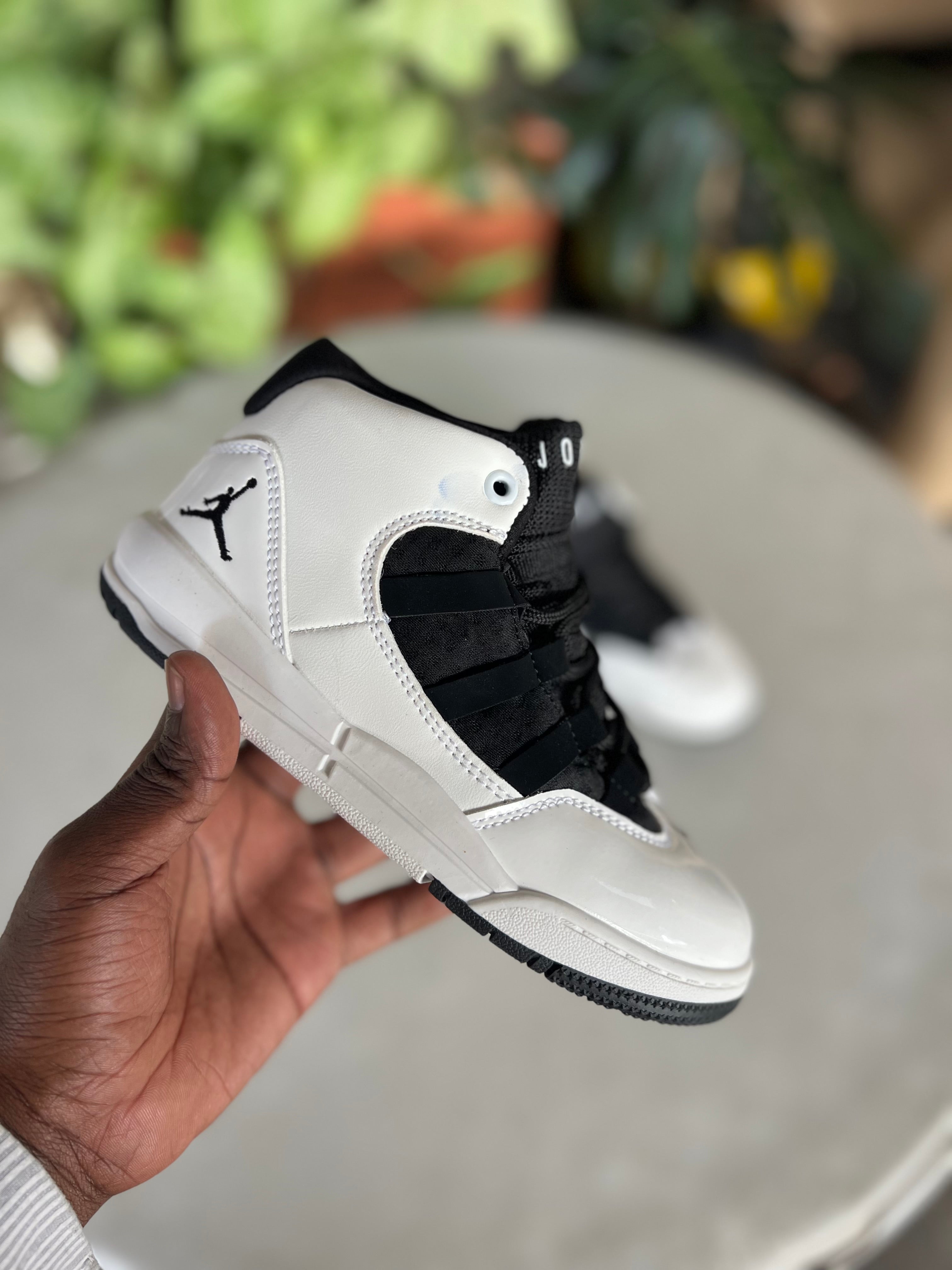 Kids Jordan Max Aura Basketball Shoes - Black/White - High-Performance Sneakers for Boys & Girls - Perfect for School, Sports & Casual Wear