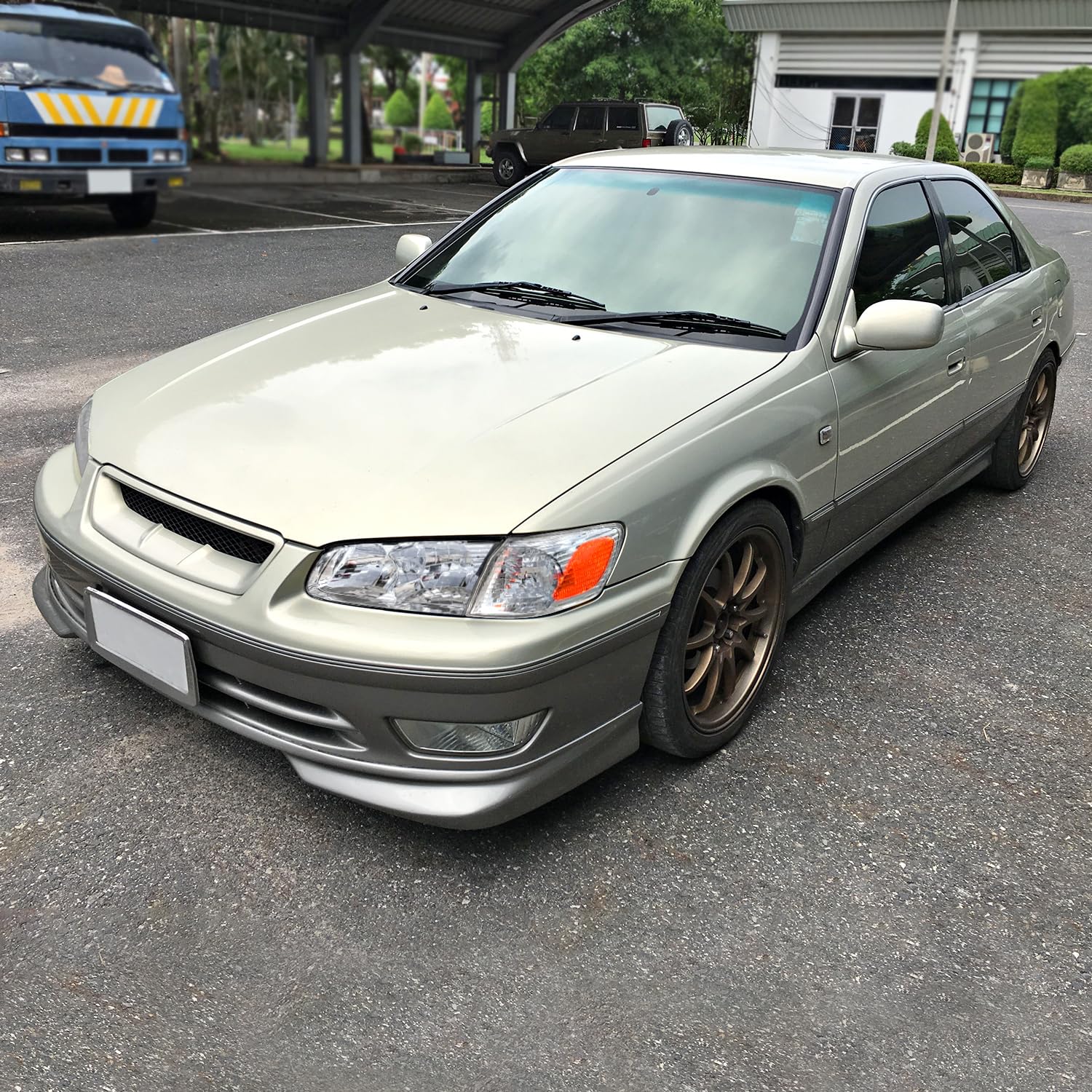 Spec-D Tuning Chrome Headlights & Corner Lights for 2000-2001 Toyota Camry - Left & Right Pair Headlight Lamp Assembly - Upgrade Your Ride with Stylish Lighting for Night Driving & Enhanced Visibility