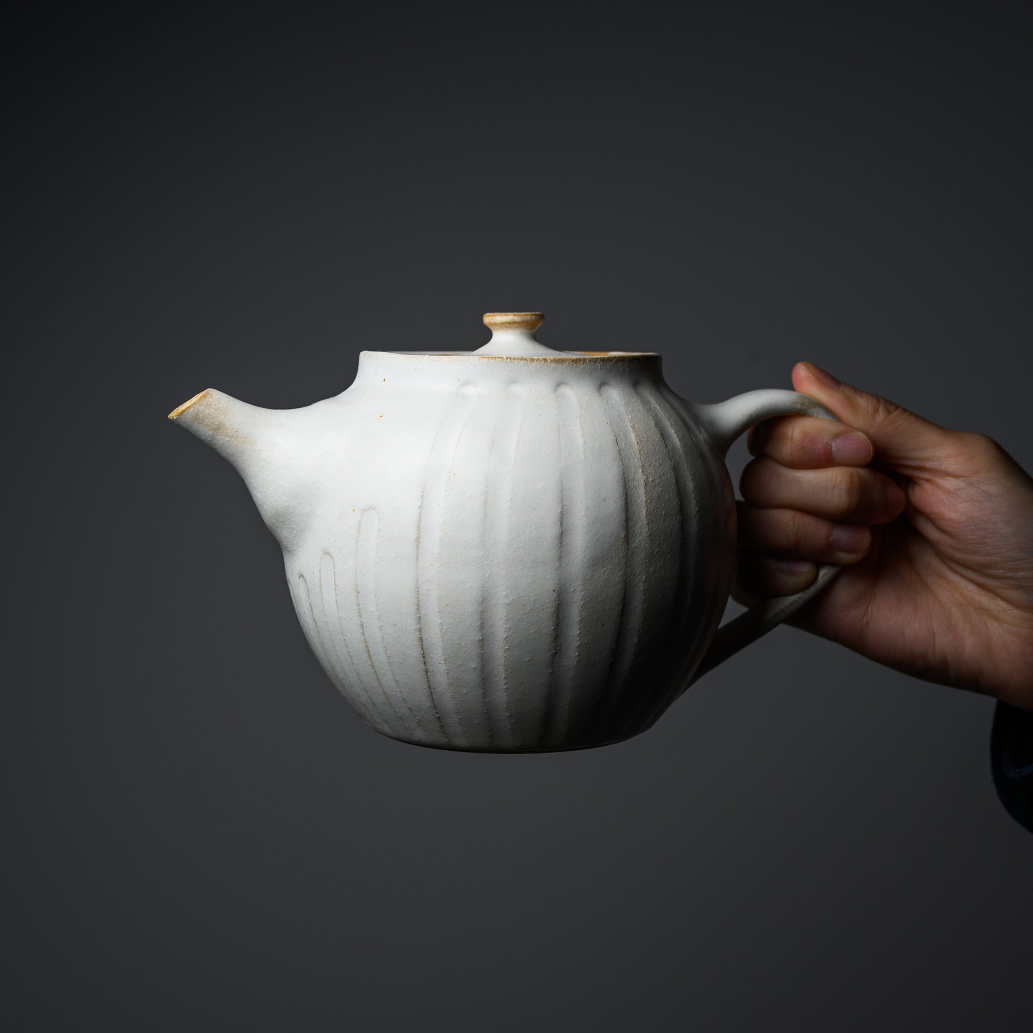 Wakasama Kiln Kinari Round Teapot - 600ml Handmade Ceramic Japanese Teapot for Green Tea, Oolong Tea & Herbal Tea Brewing - Perfect for Home, Office & Tea Ceremonies