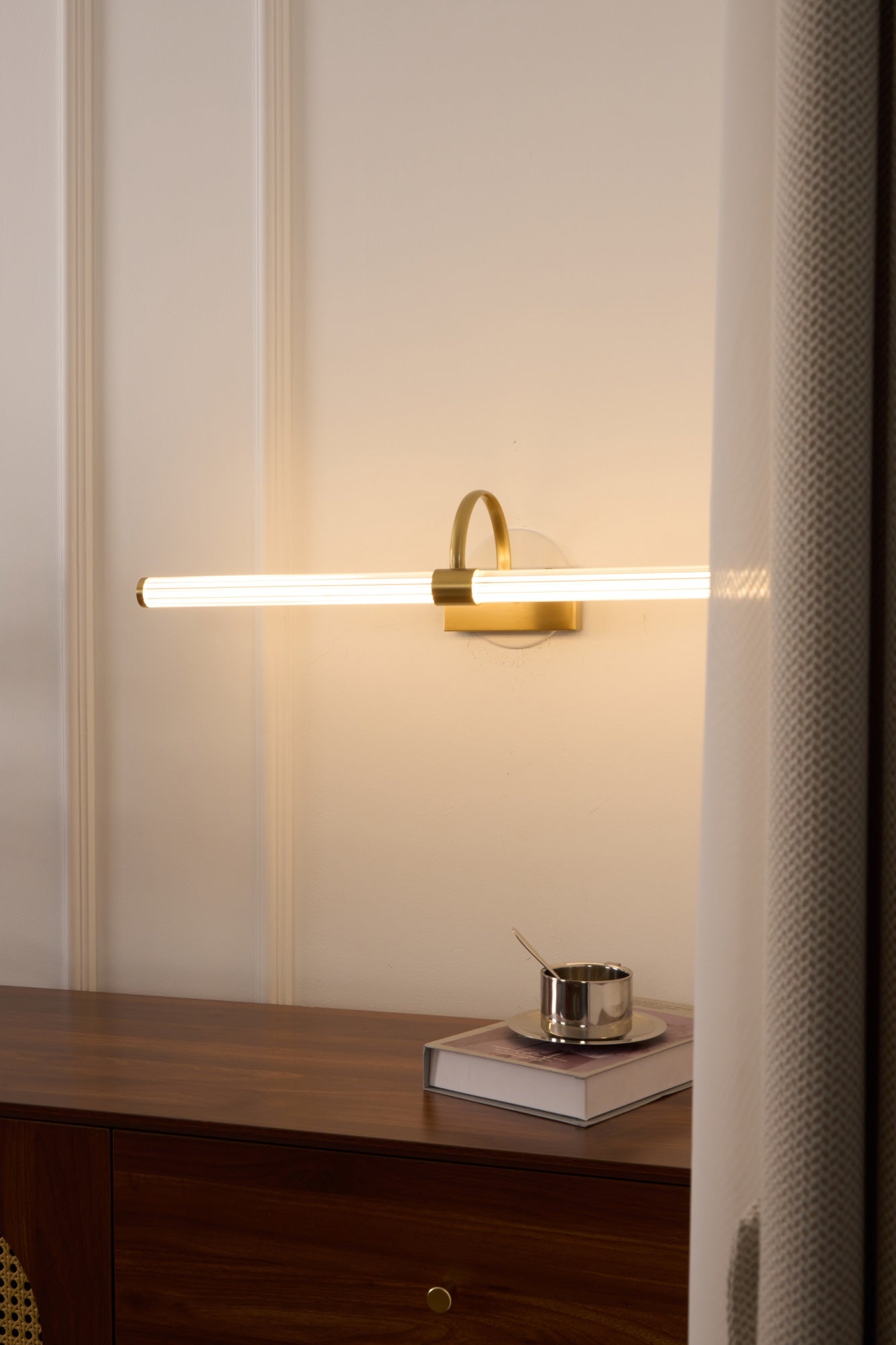 Avery Wall Light - Modern LED Sconce for Bedroom, Living Room & Hallway - Dimmable Indoor Lighting Fixture - Energy Efficient Home Decor (Black) - Perfect for Ambient & Accent Lighting