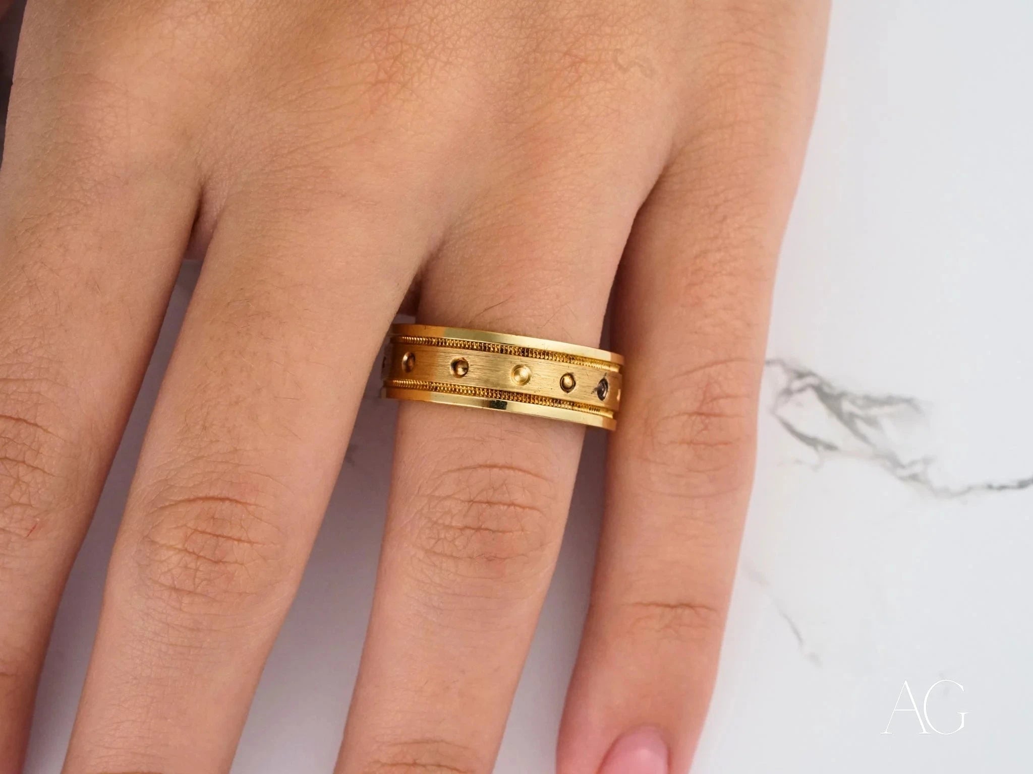 Royal Crest Elegant Wedding Band with Textured Accents - Perfect for Engagement Rings, Anniversary Gifts & Bridal Jewelry