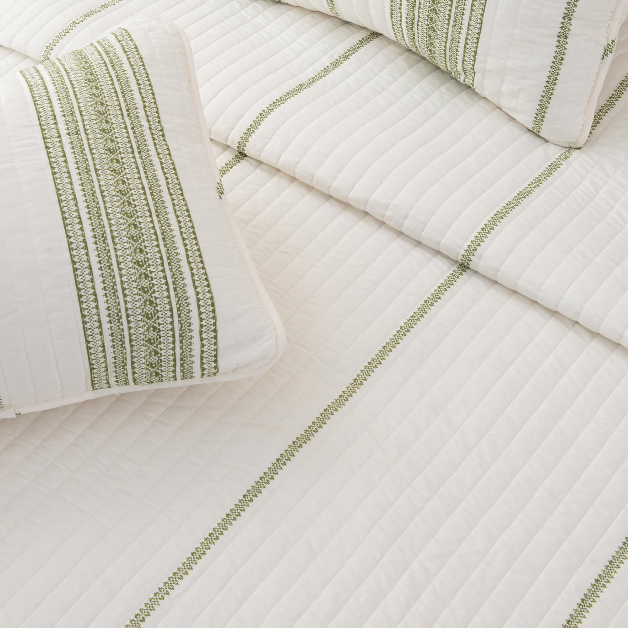 Twin/Twin XL Reversible Quilt Bedding Set - All Season Lightweight Bedspread Coverlet - Modern Striped White and Green Design (Includes Quilt + Pillow Sham) for Cozy Bedroom Decor & Guest Room Styling