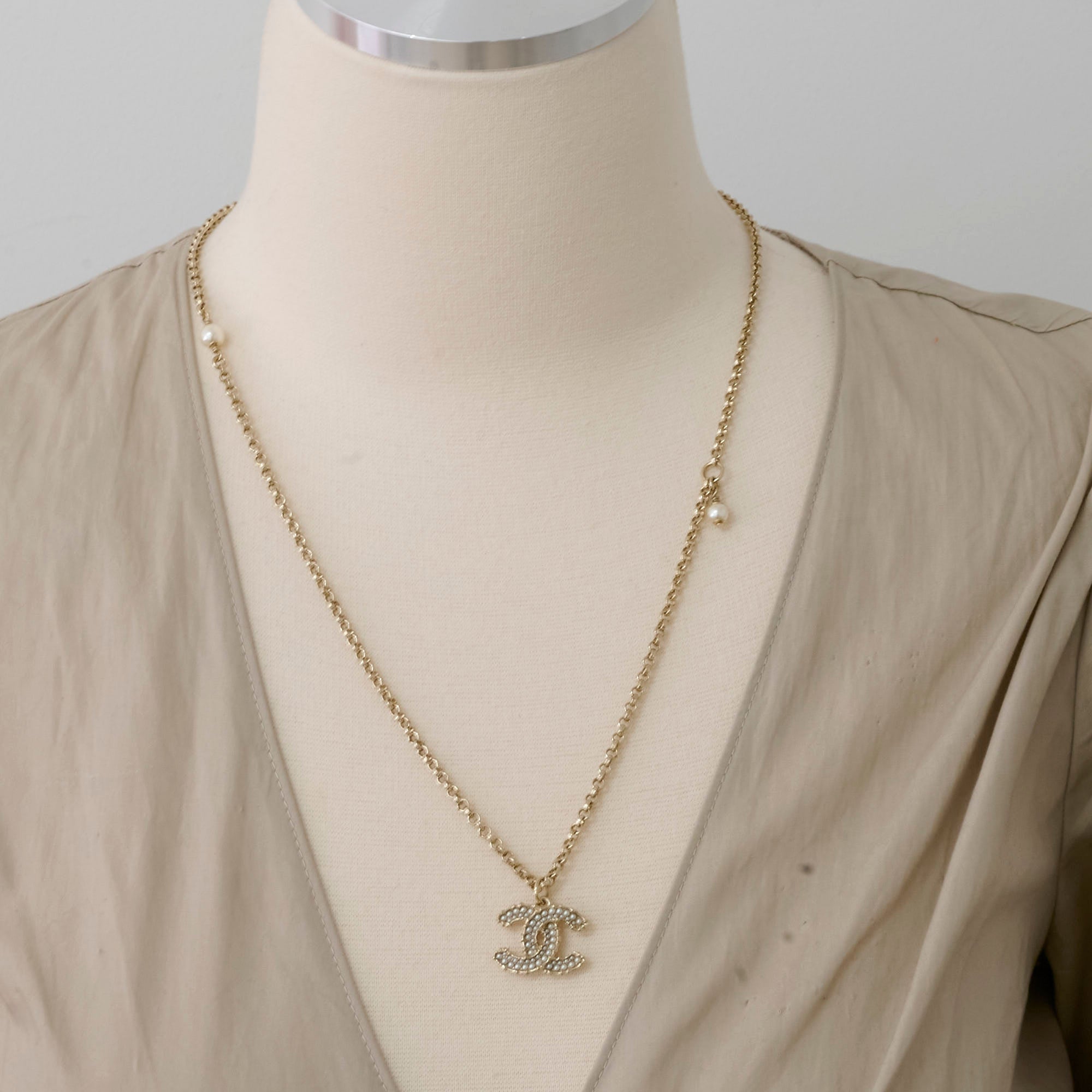 Chanel CC Logo Pearl Necklace - Luxury Fashion Jewelry for Women, Perfect for Parties, Weddings & Special Occasions
