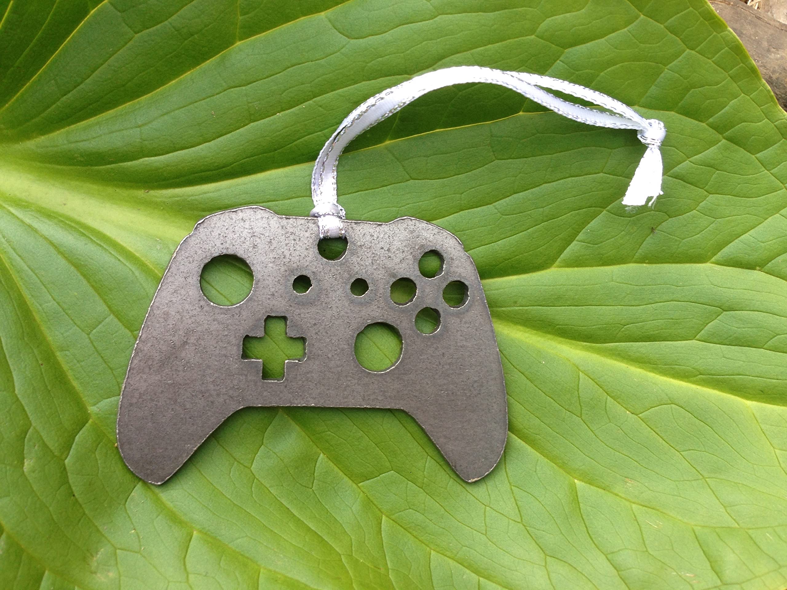 Wireless Video Game Controller Ornament - Retro Gaming Decor for Christmas Tree, Desk, and Party Decorations