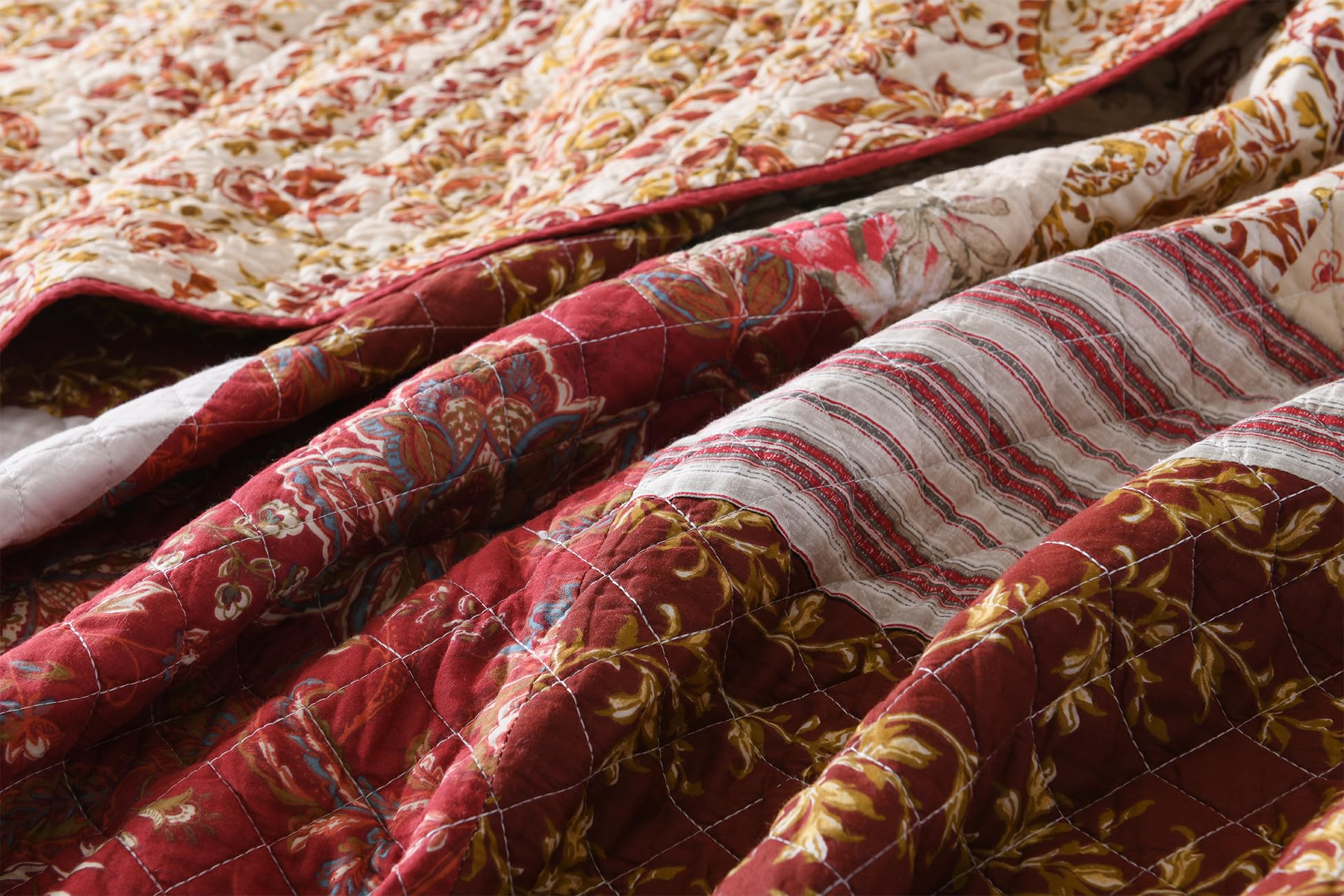 Travan Christmas Quilt Set - King Size 106x92 Inches - 100% Cotton Reversible Quilted Bedding with Shams - Red Floral Stitched Design for Holiday Decor & Cozy Winter Nights