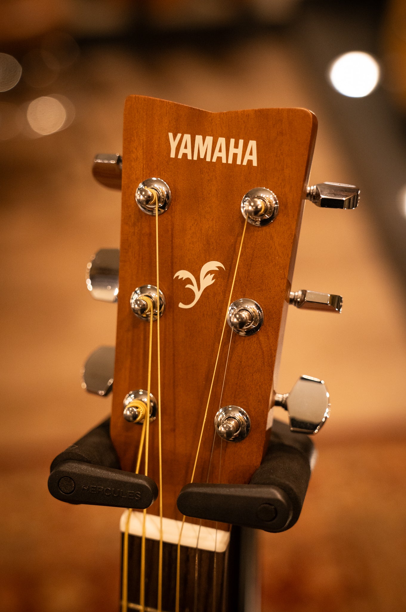 Yamaha Gigmaker Standard Acoustic Guitar Full Starter Kit with Gig Bag, Chromatic Tuner, Strap & Picks - Perfect for Beginners, Travel & Live Performances