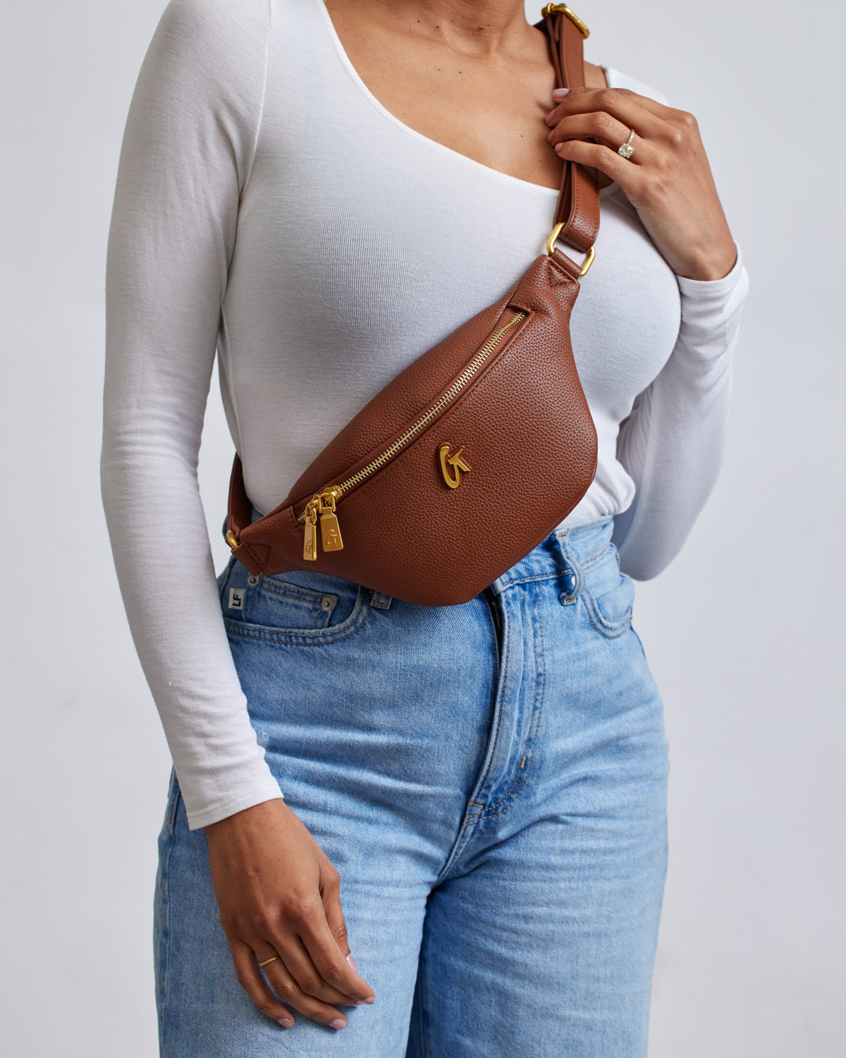 Mini Pebble Fanny Pack - Stylish & Compact Waist Bag for Women & Men - Brown - Perfect for Hiking, Travel & Everyday Use