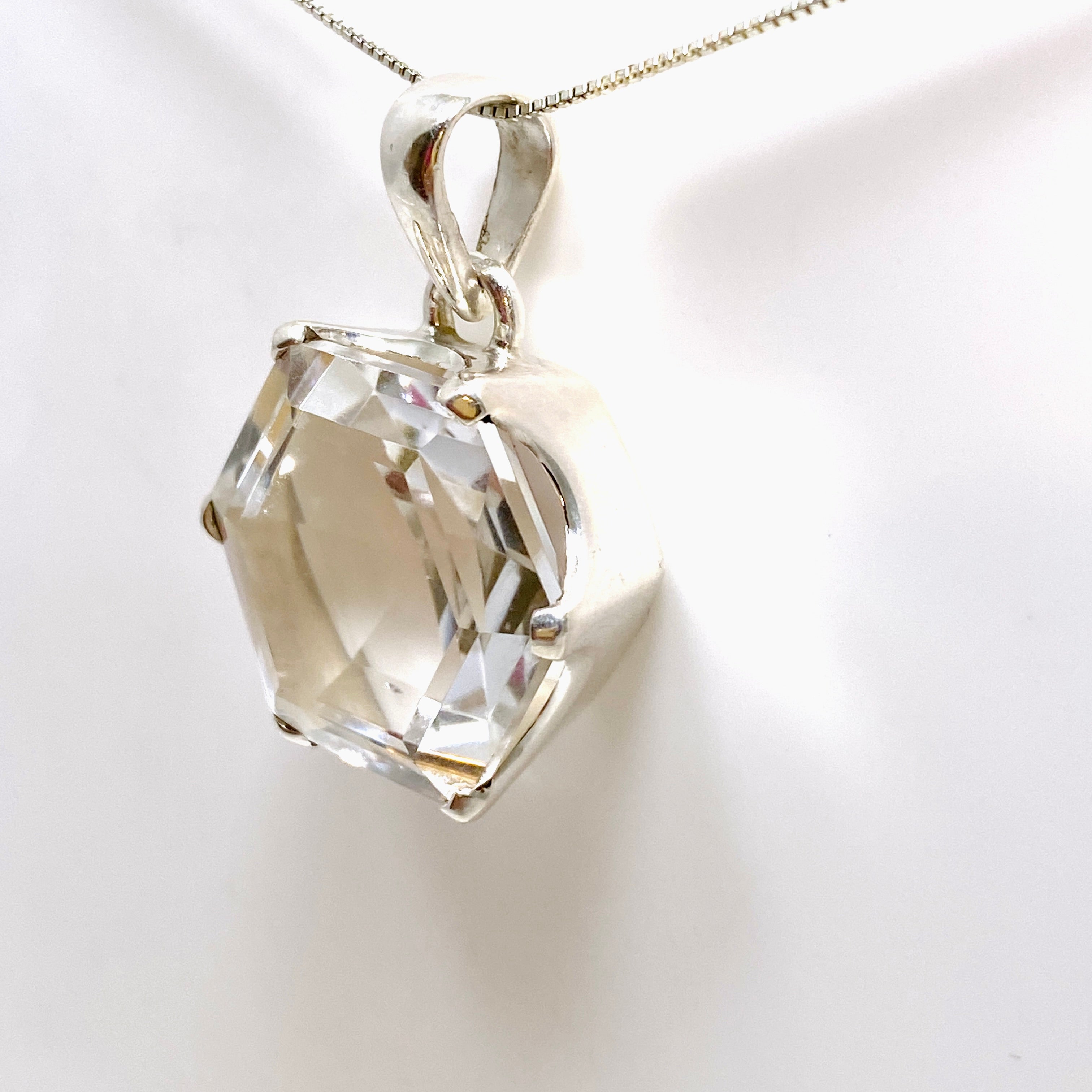 Natural Clear Quartz Hexagon Faceted Pendant Necklace - Elegant Healing Crystal Jewelry for Women - Perfect for Meditation, Yoga & Spiritual Gifts
