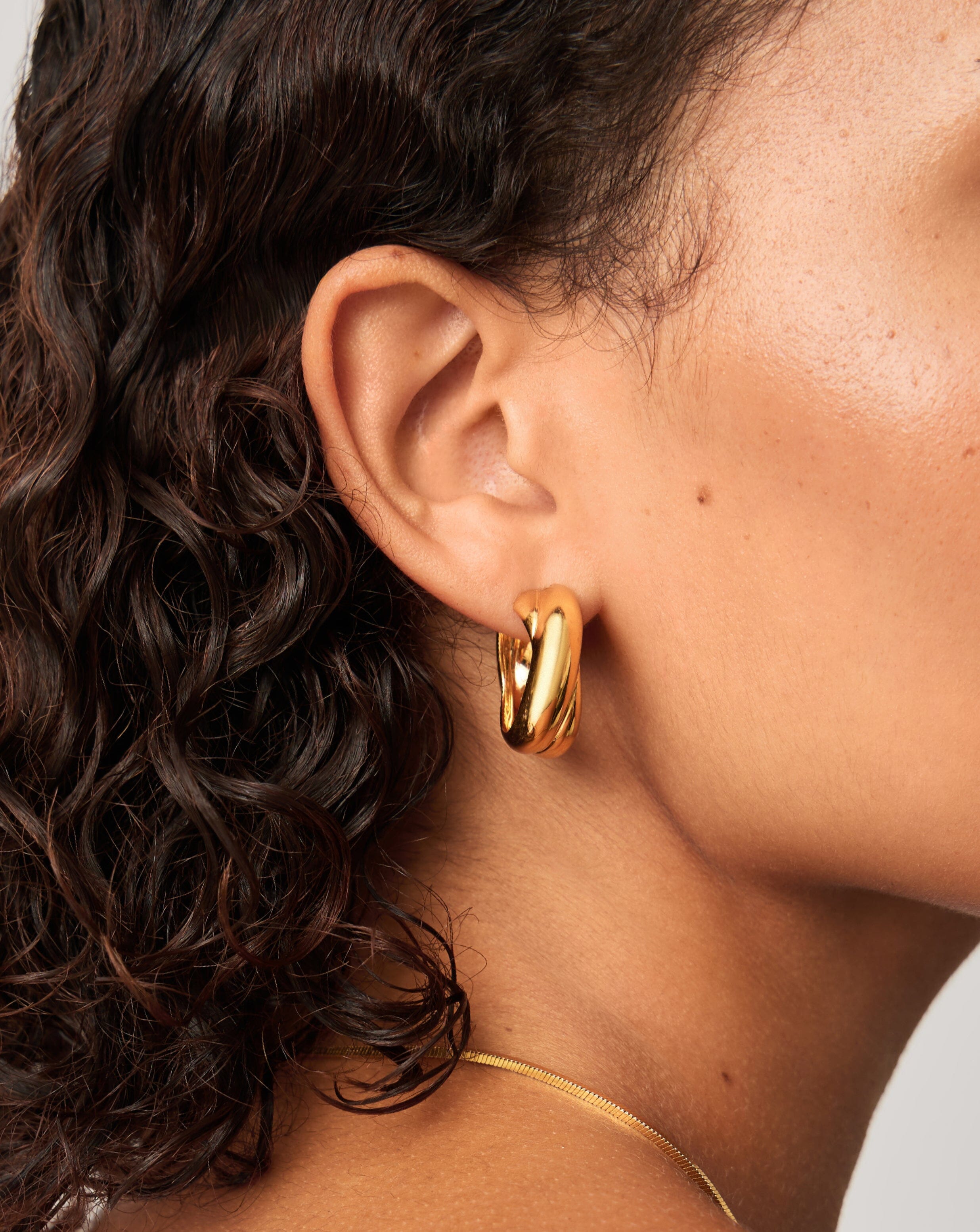 Lucy Williams Chunky Medium Entwine Hoop Earrings | 18k Gold Plated Women's Jewelry | Perfect for Parties, Weddings & Everyday Wear