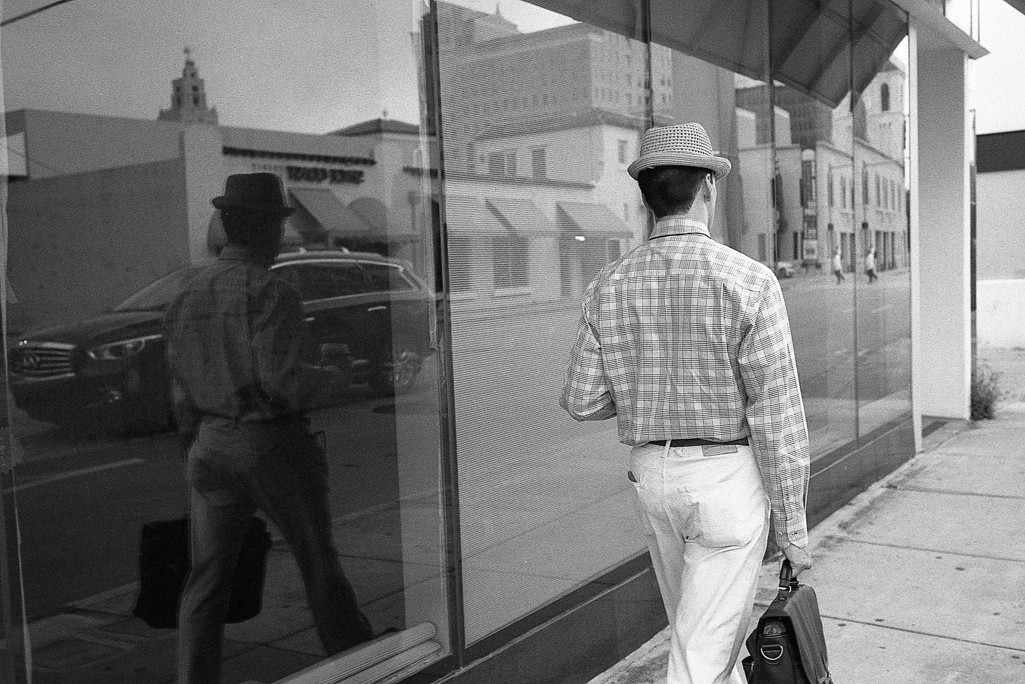 Ilford Professional HP5+ 400 Black and White Negative Film - 35mm Roll Film, 36 Exposures - Perfect for Street Photography, Low Light & Artistic Shots