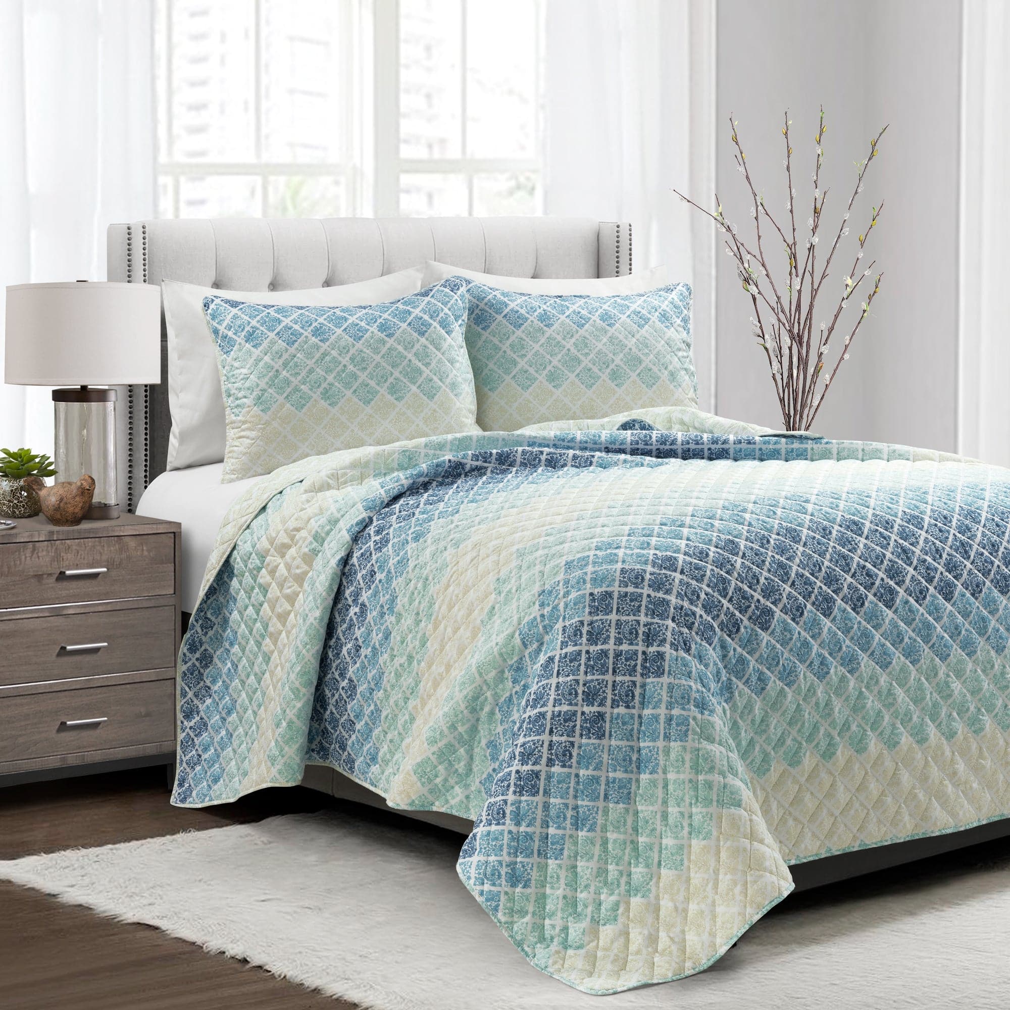 Medallion Ombre Reversible Quilt 3-Piece Bedding Set - King/Queen Size Comforter with Pillow Shams - Luxury Bedroom Decor for Modern Homes