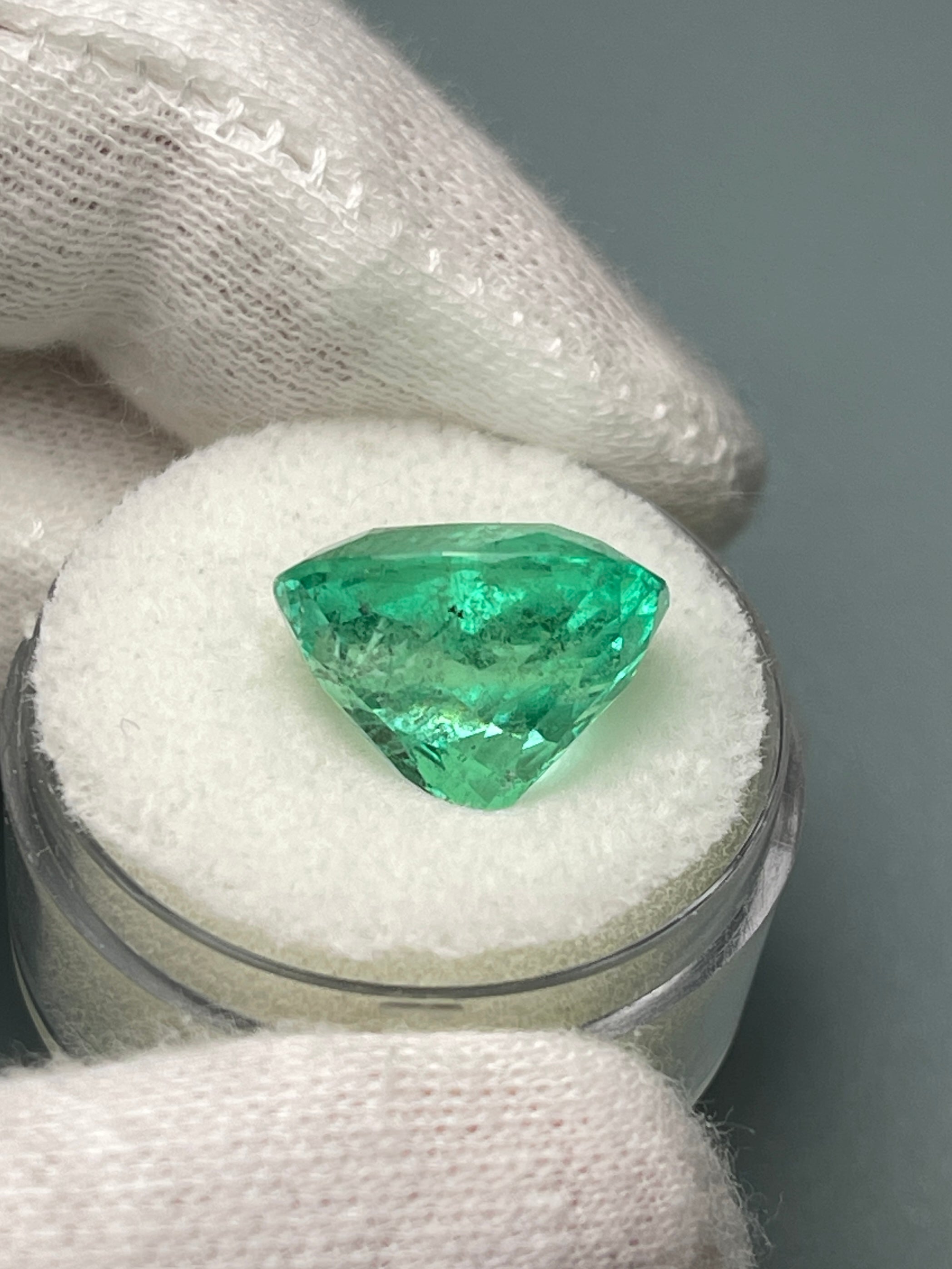 9.89 Carat 14x12mm Spring Green Natural Loose Colombian Emerald Cushion Cut Gemstone for Jewelry Making, Engagement Rings & Luxury Gifts