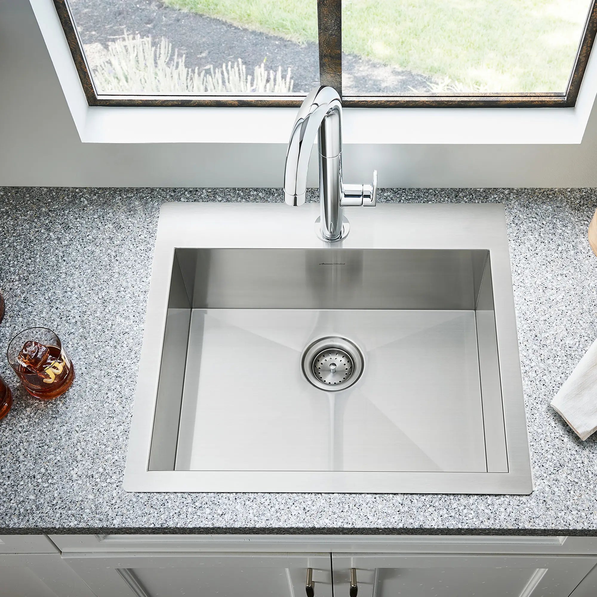 Edgewater® 25 x 22 Inch Stainless Steel Undermount Single Bowl Kitchen Sink with 1 Hole - Perfect for Modern Kitchens, Dishwashing & Food Prep
