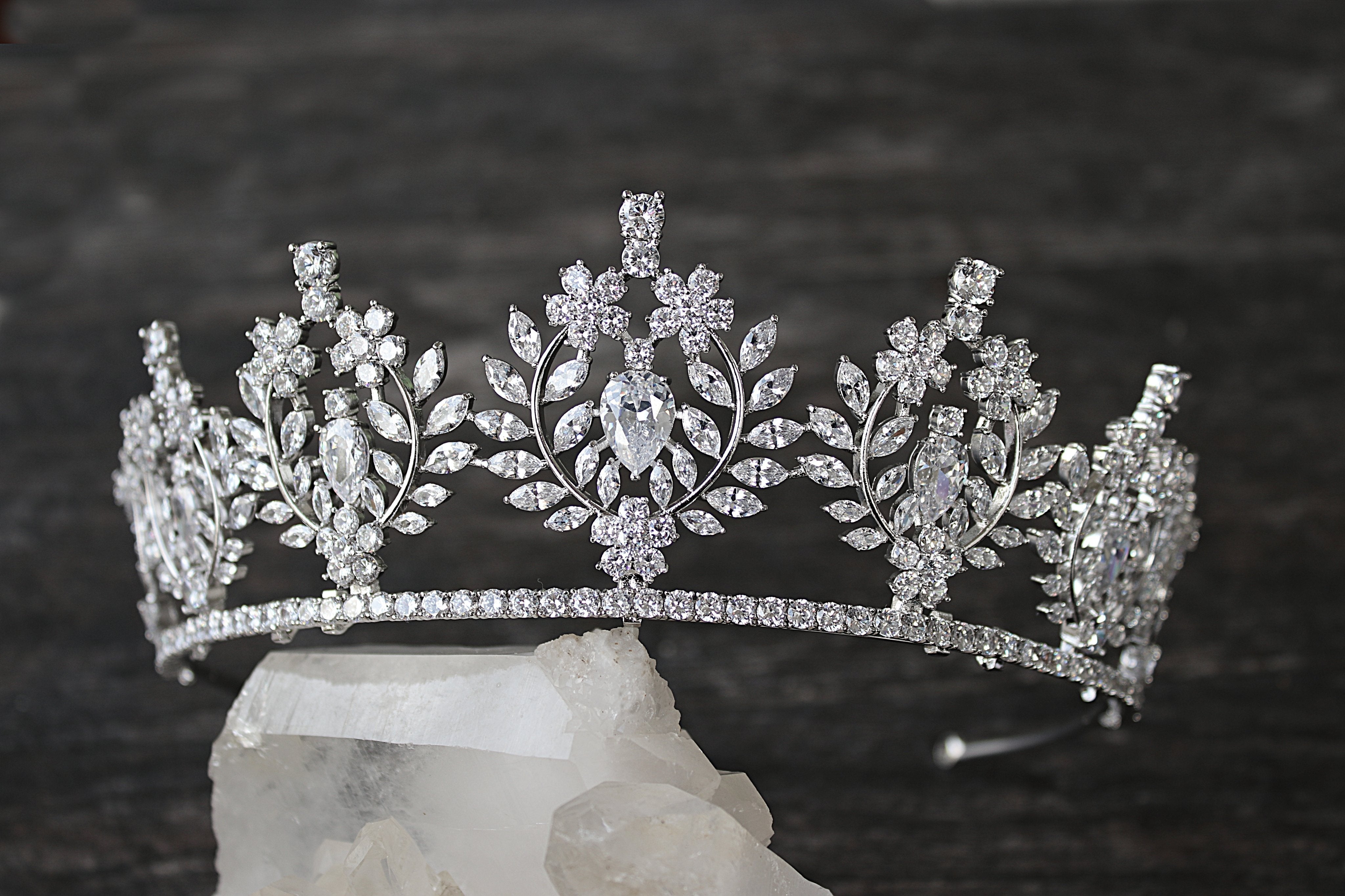 JASLYNE Simulated Diamond Tiara – Elegant Crystal Bridal Crown for Weddings, Prom & Special Occasions